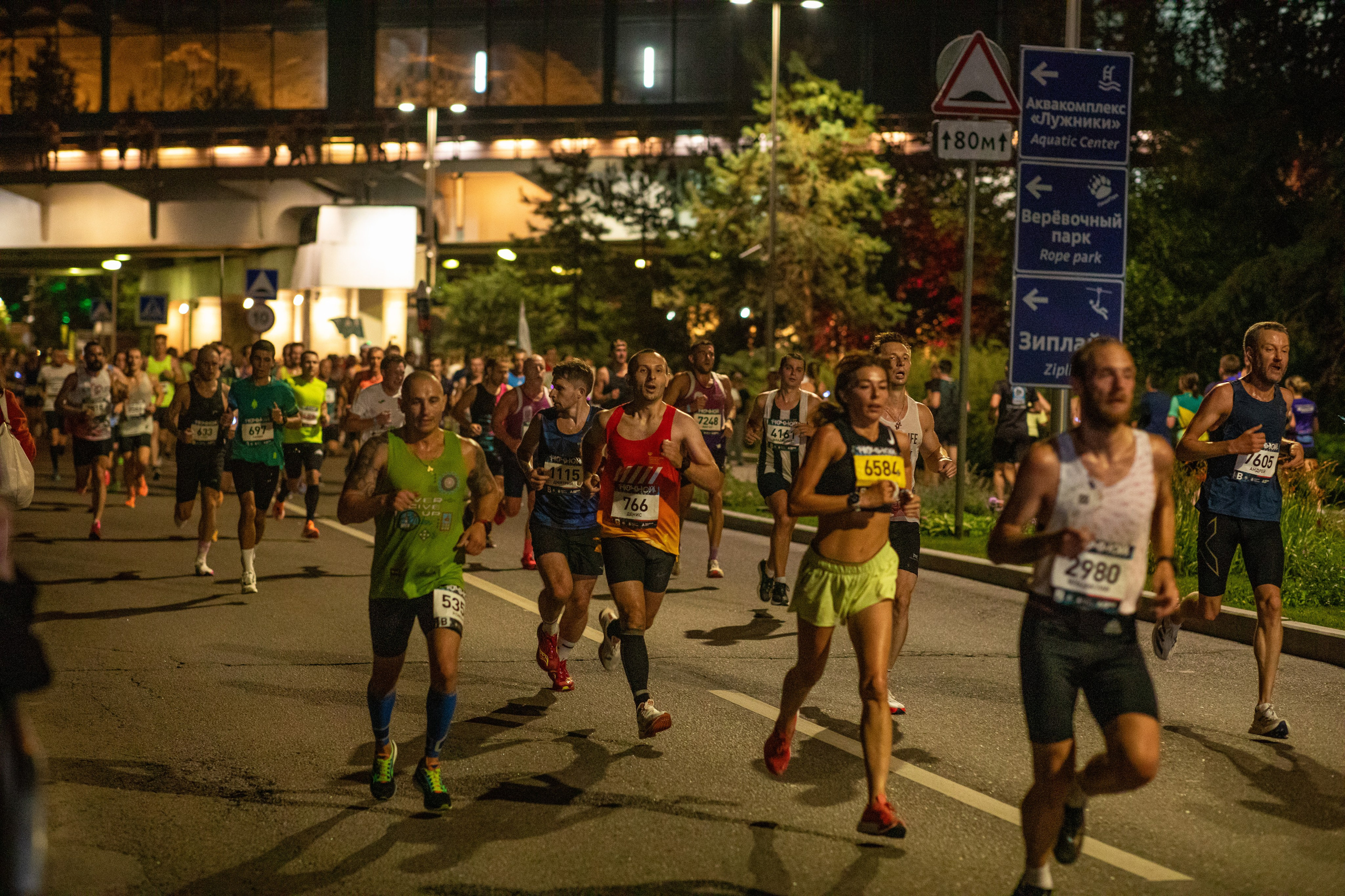 Ночной забег в ленте фотографий бегунов 03.08.24. Фотограф Сергей Ловкий