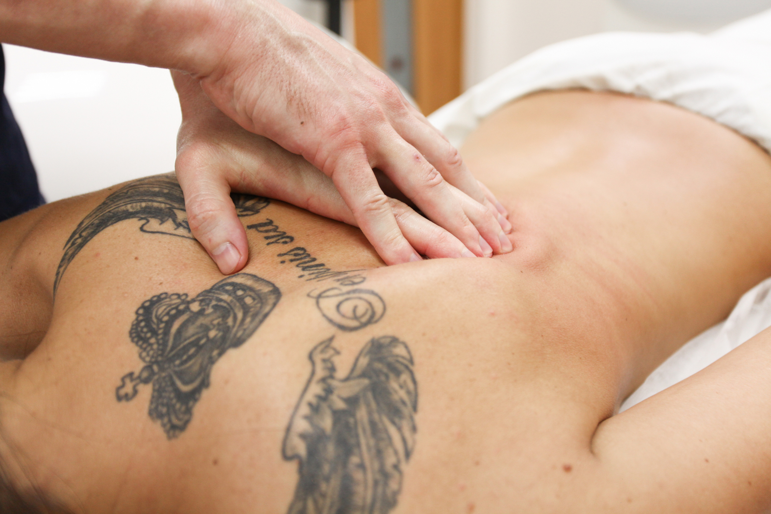 Массаж руки спина татуировка