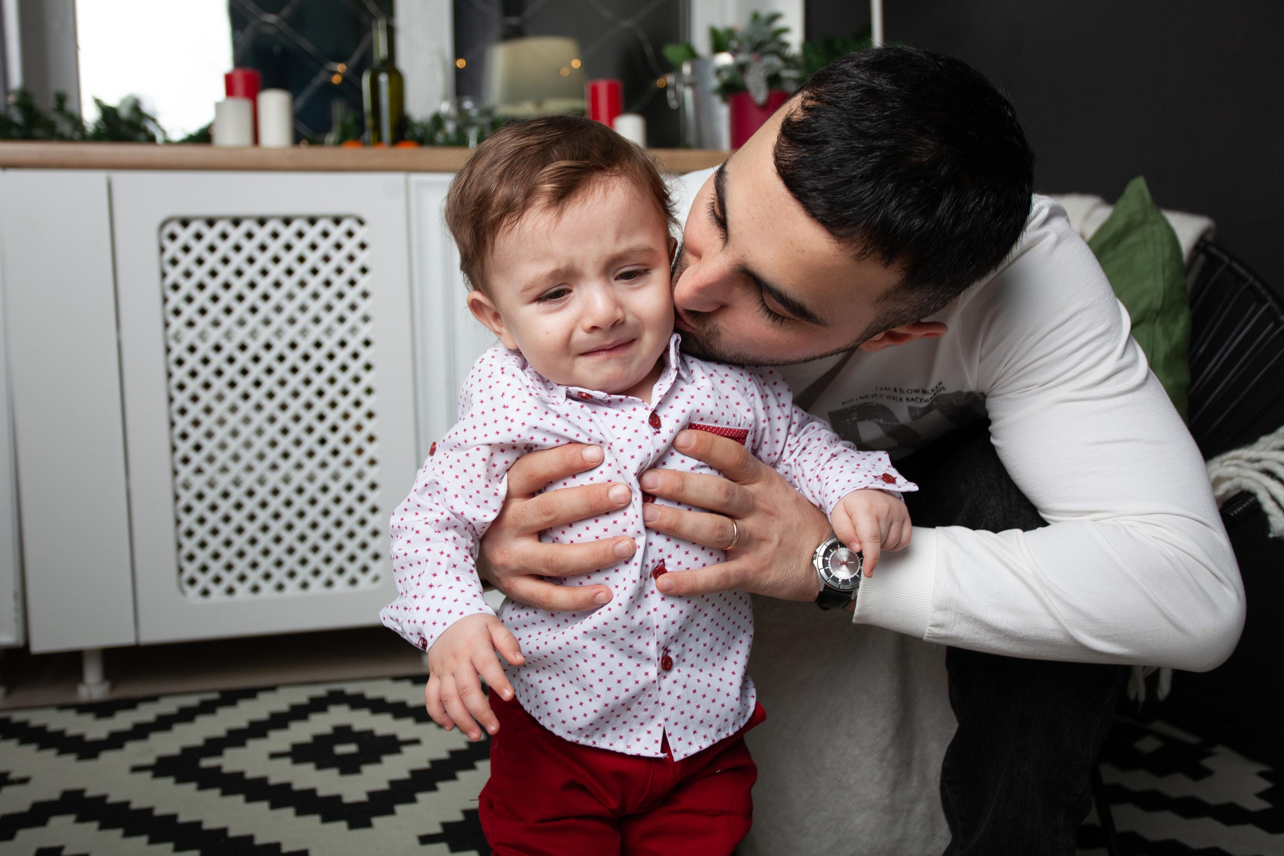 Новогодняя фотосессия восточная семья  папа малыш ребенок 