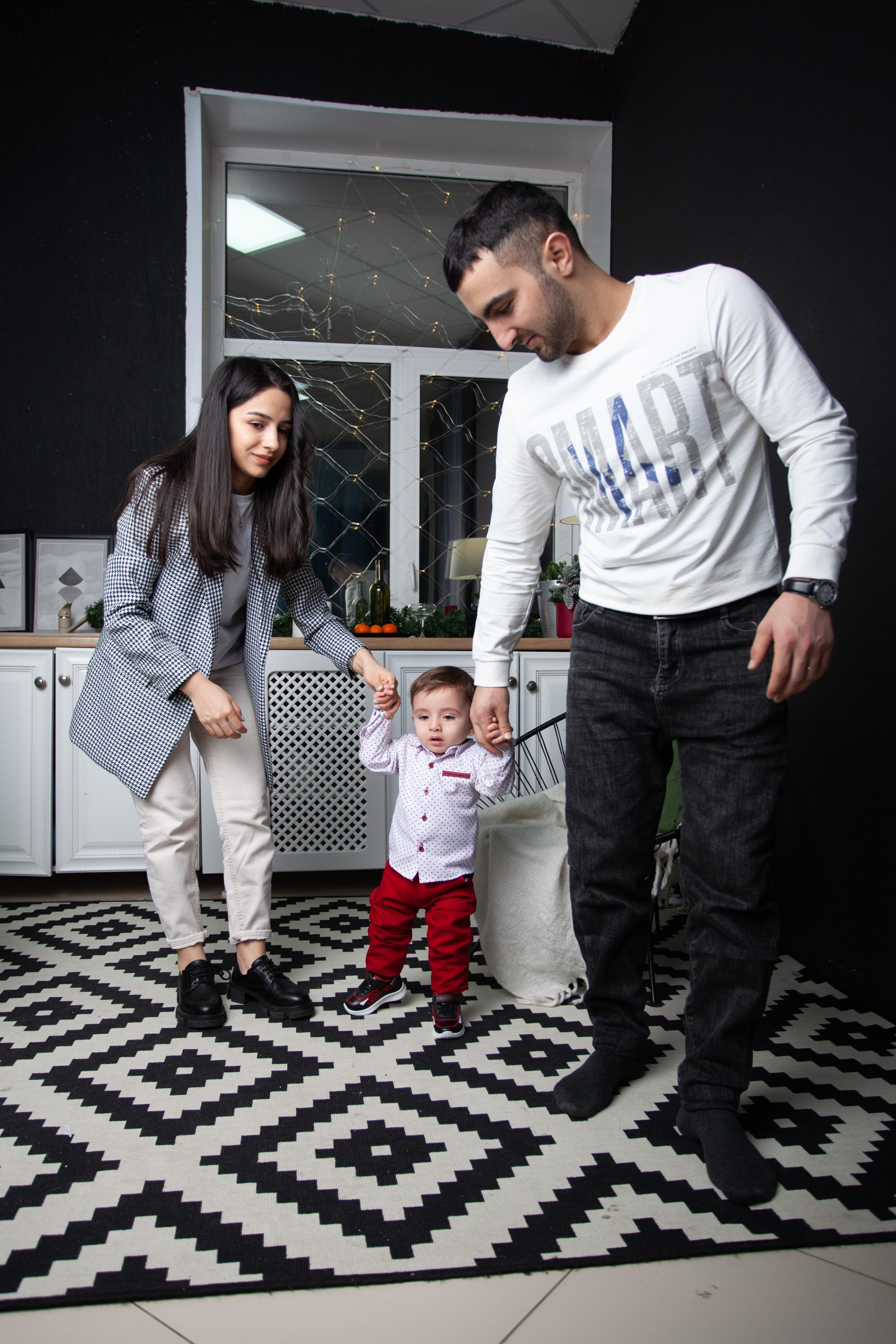 Новогодняя фотосессия восточная красивая семья мама папа малыш ребенок нежность любовь