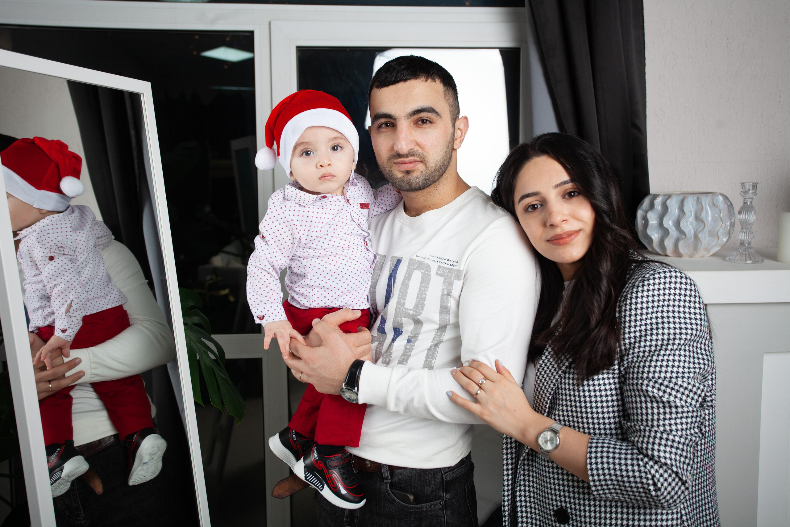 Новогодняя фотосессия восточная семья мама папа малыш ребенок зеркало