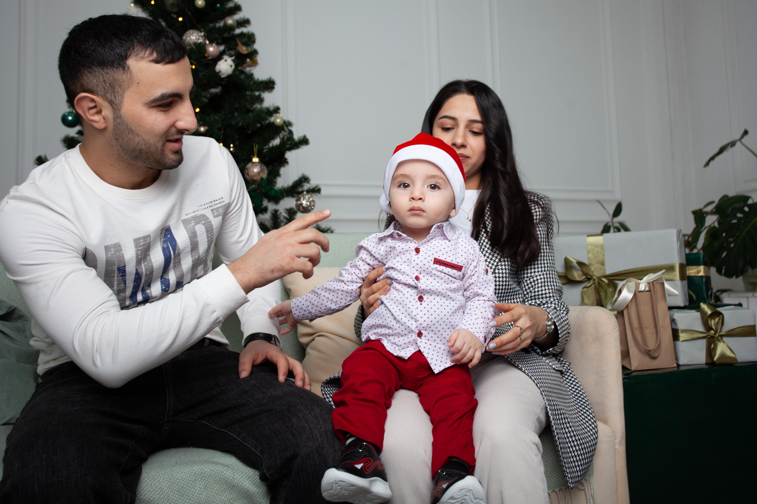 Новогодняя фотосессия восточная семья мама папа малыш ребенок елочка 