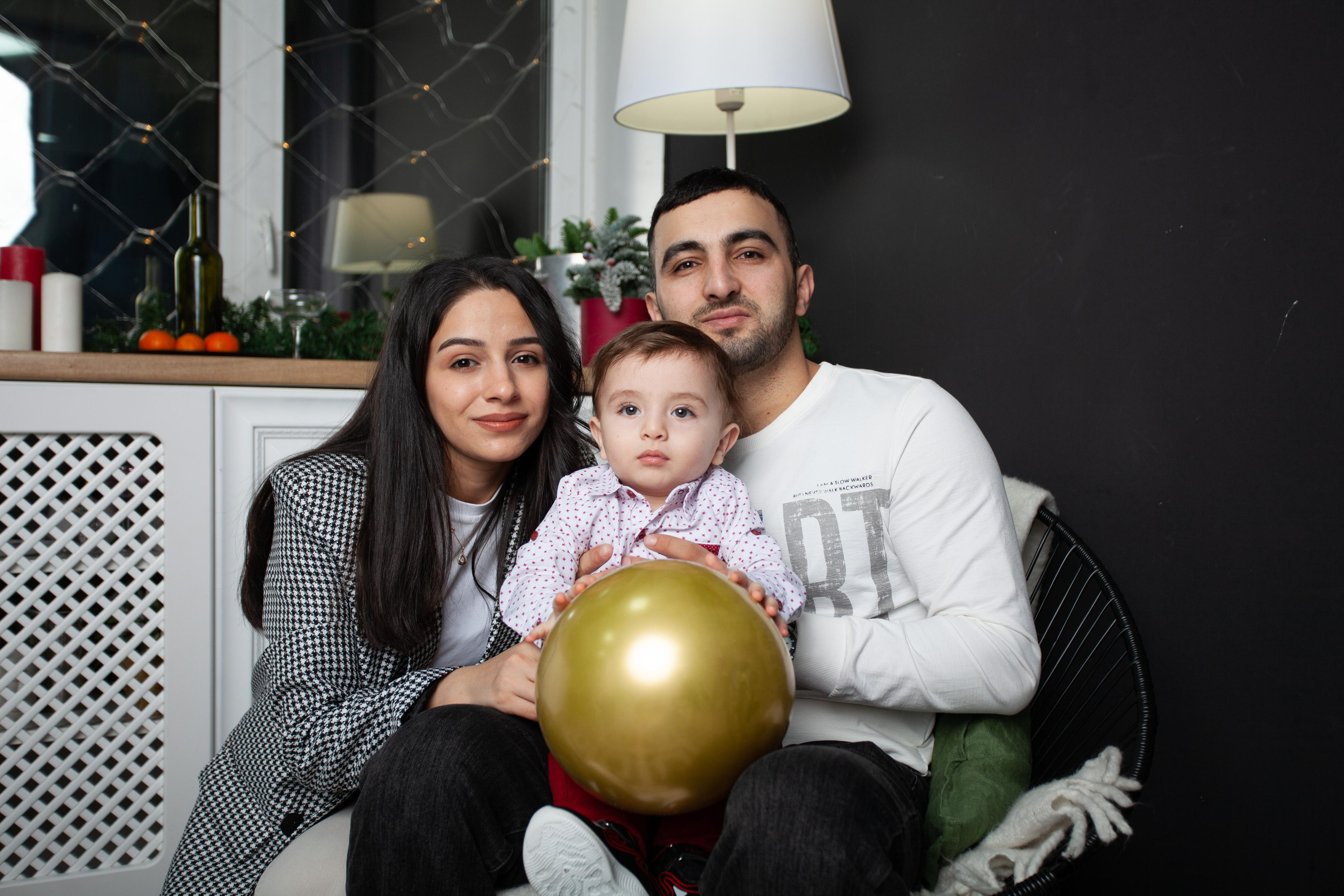 Новогодняя фотосессия восточная красивая семья мама папа малыш ребенок нежность любовь воздушный шарик