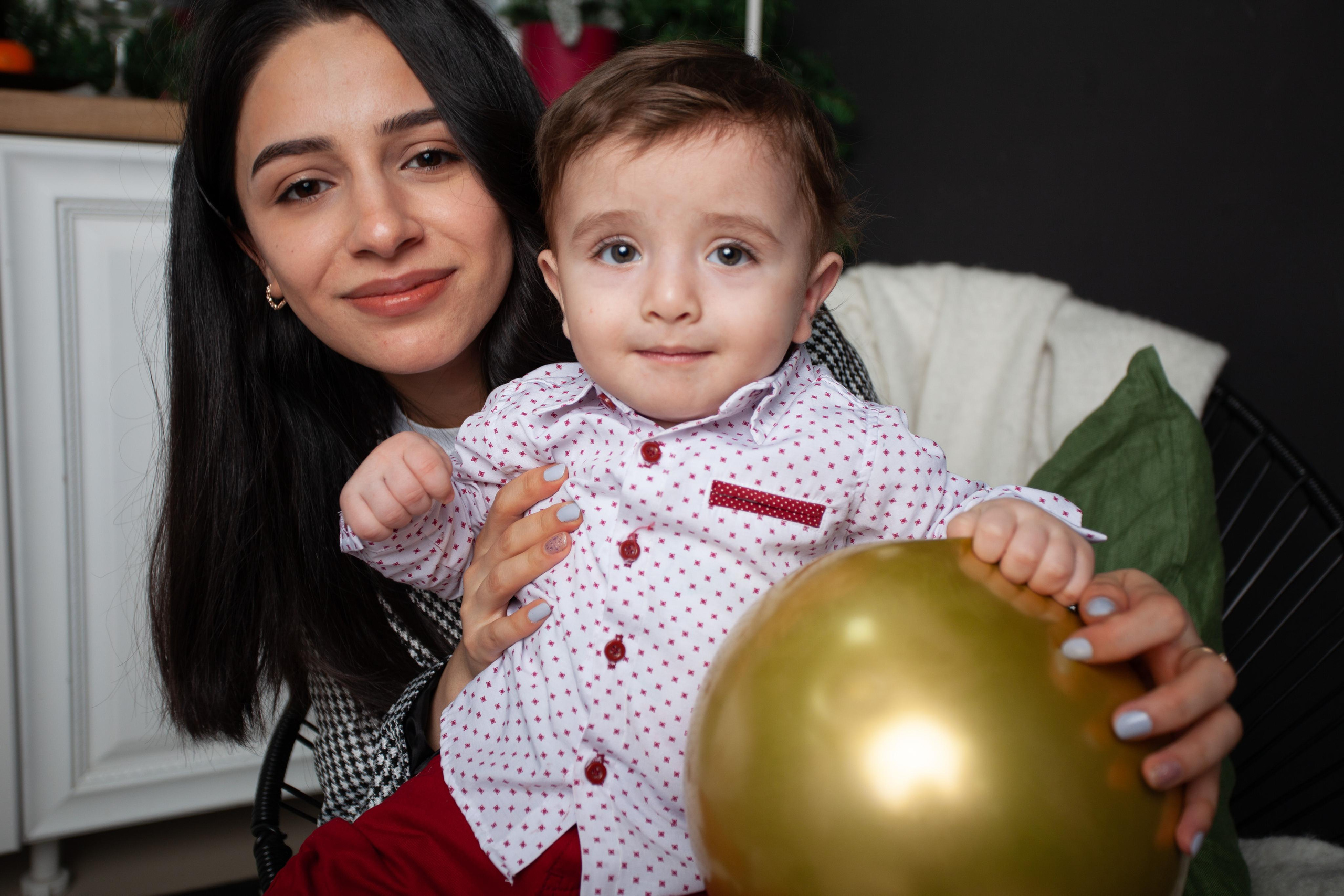 Новогодняя фотосессия восточная красивая семья мама малыш ребенок нежность любовь