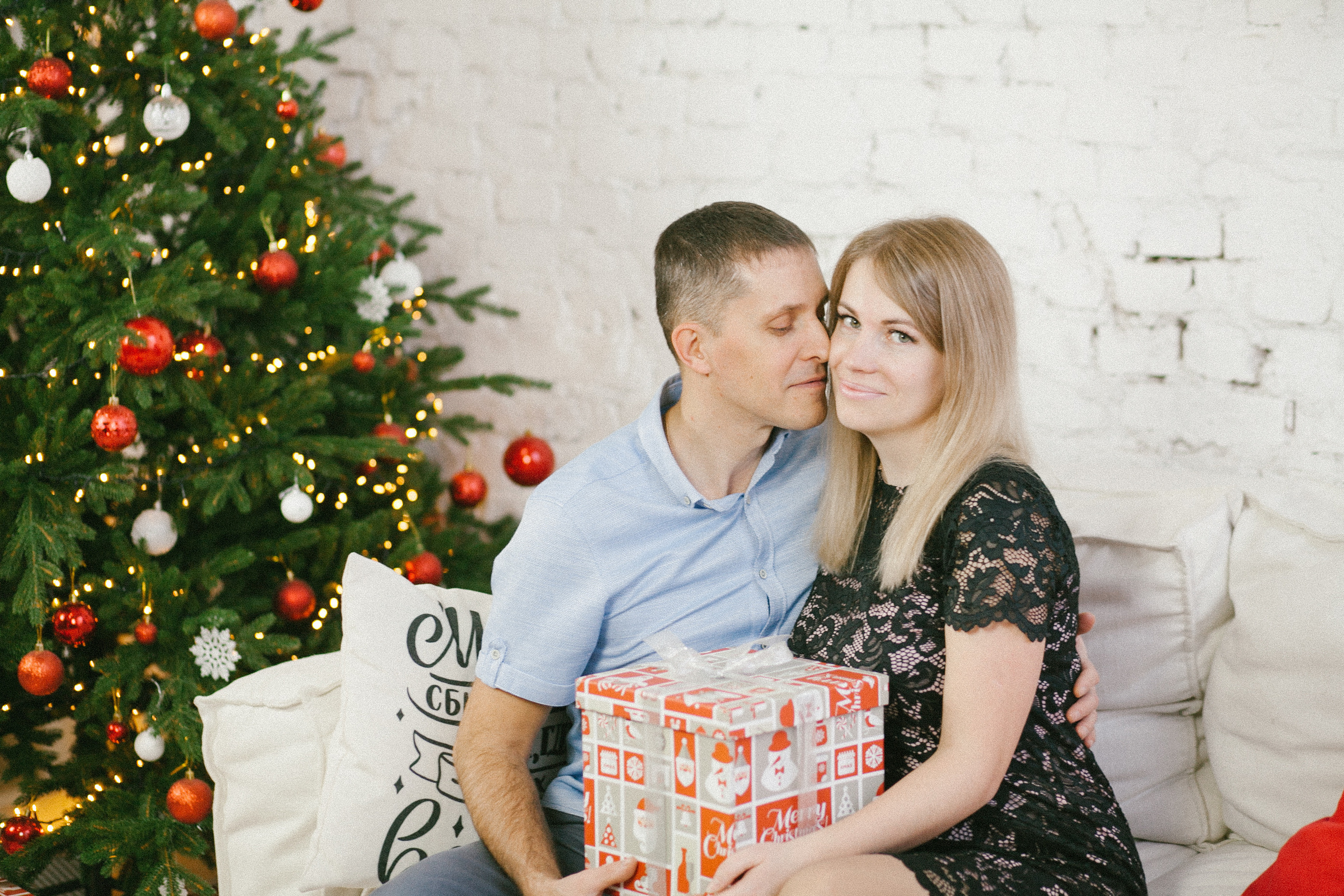  новый год семейная фотосессия елочка подарок влюбленная пара семья