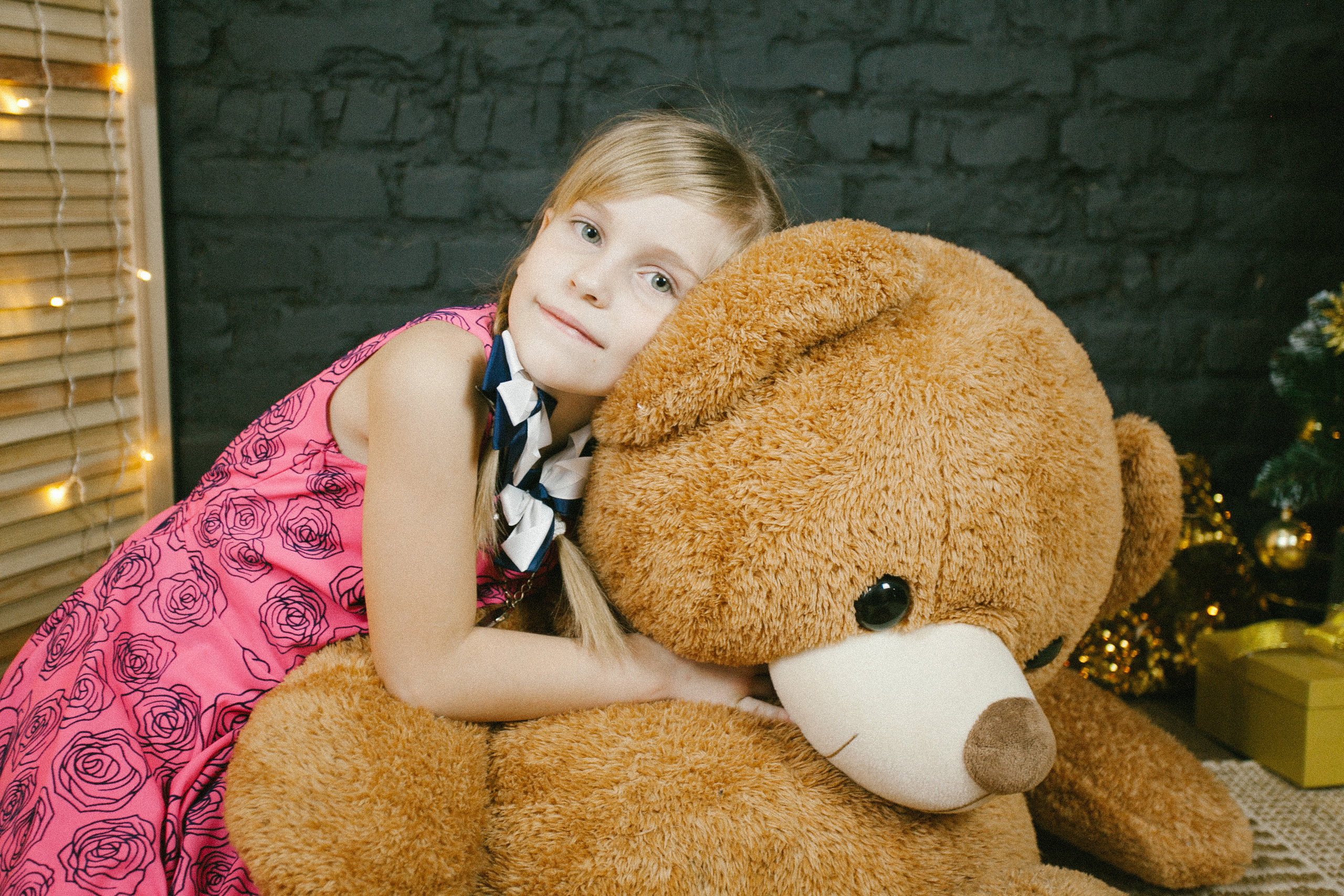  новый год семейная фотосессия елочка девочка большой медведь