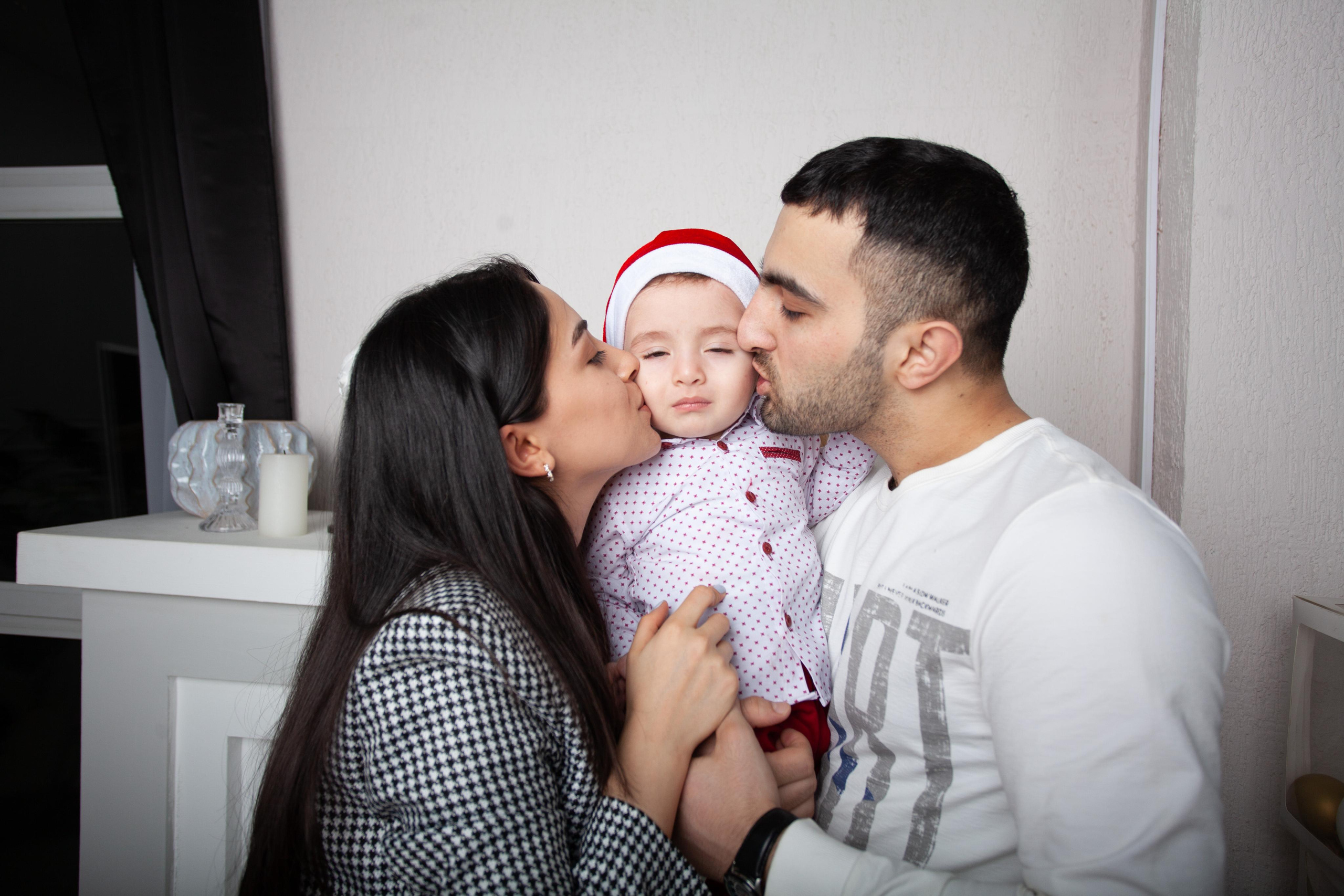 Новогодняя фотосессия восточная красивая семья мама папа малыш ребенок нежность любовь