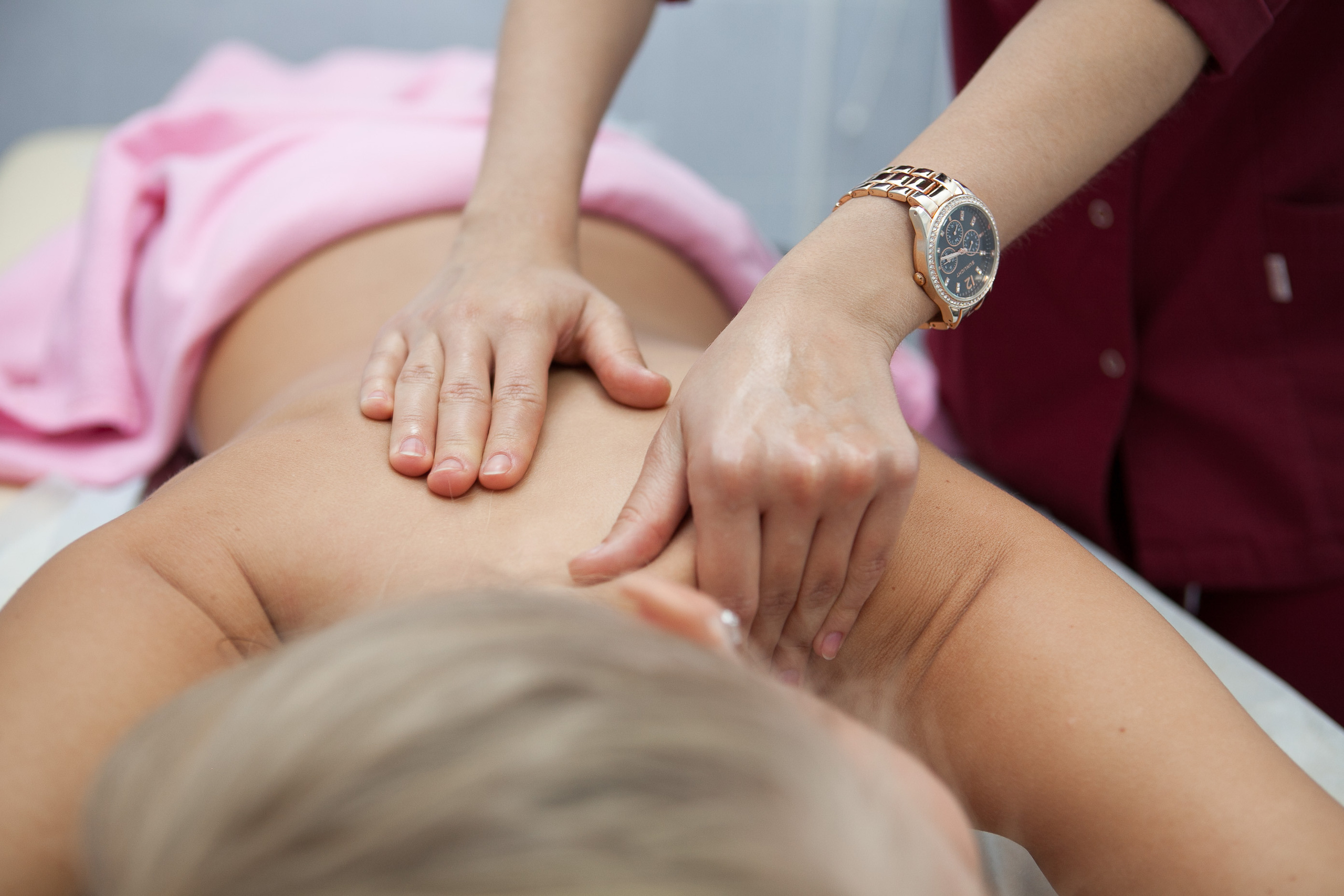 Массаж руки женская спина 