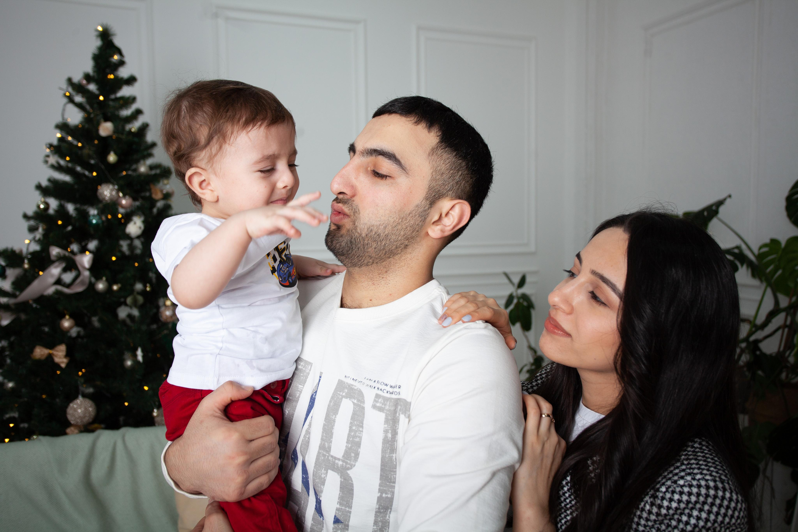Новогодняя фотосессия восточная красивая семья мама папа малыш ребенок нежность любовь