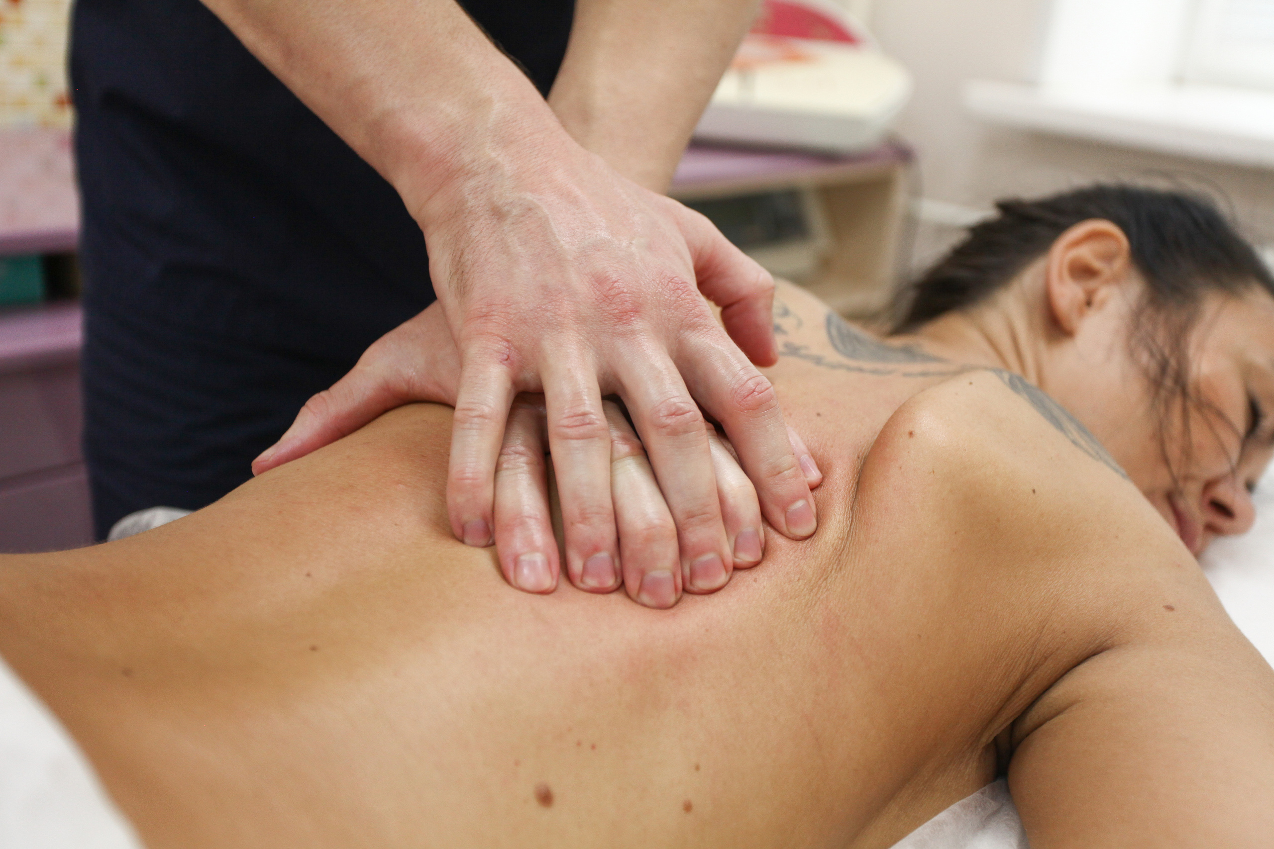 Массаж руки женская спина татуировка