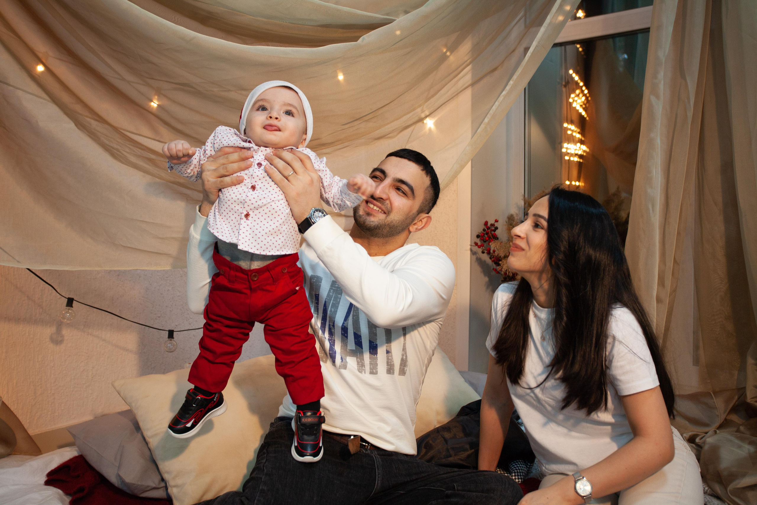 Новогодняя фотосессия восточная красивая семья мама папа малыш ребенок нежность любовь