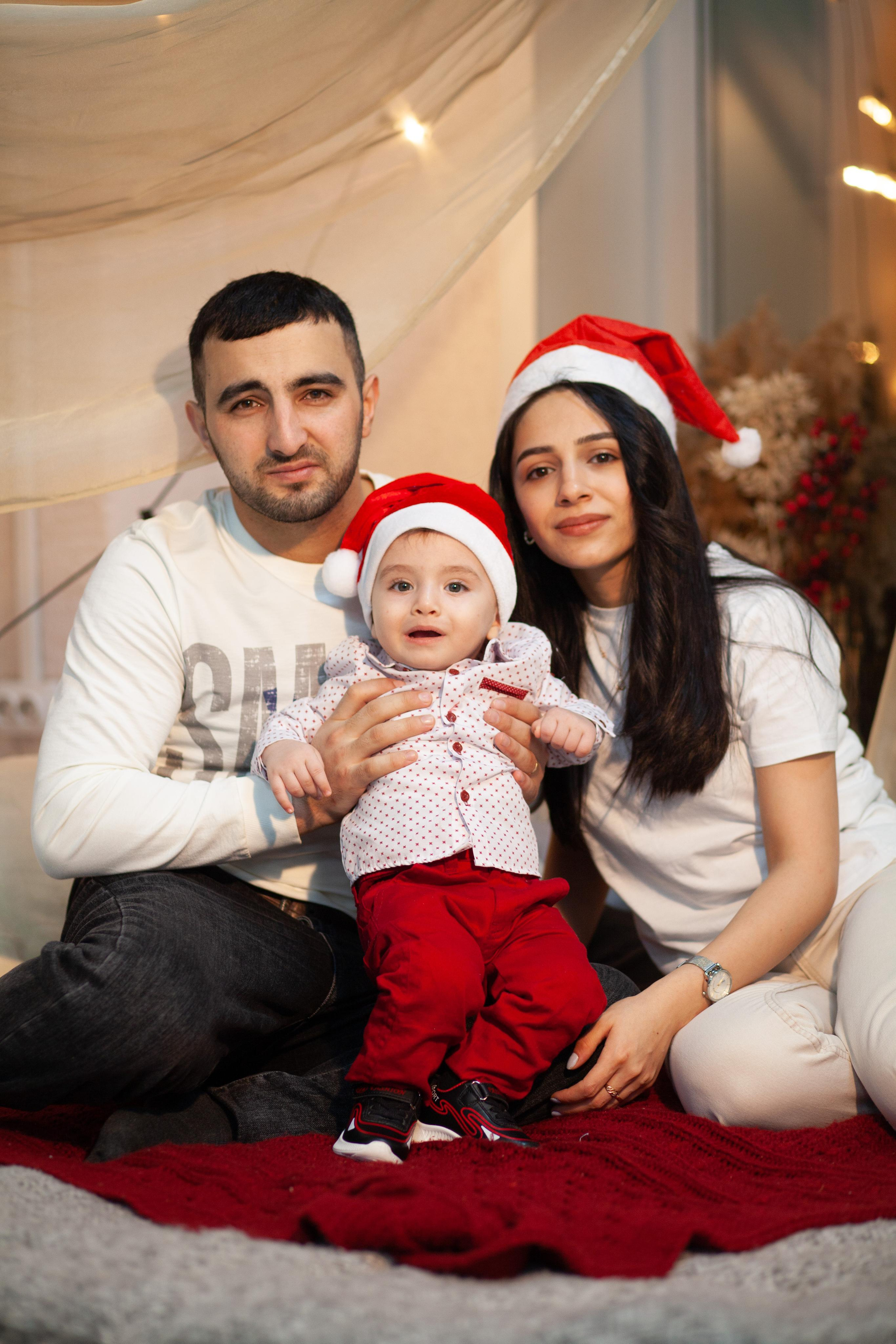 Новогодняя фотосессия восточная красивая семья мама папа малыш ребенок нежность любовь