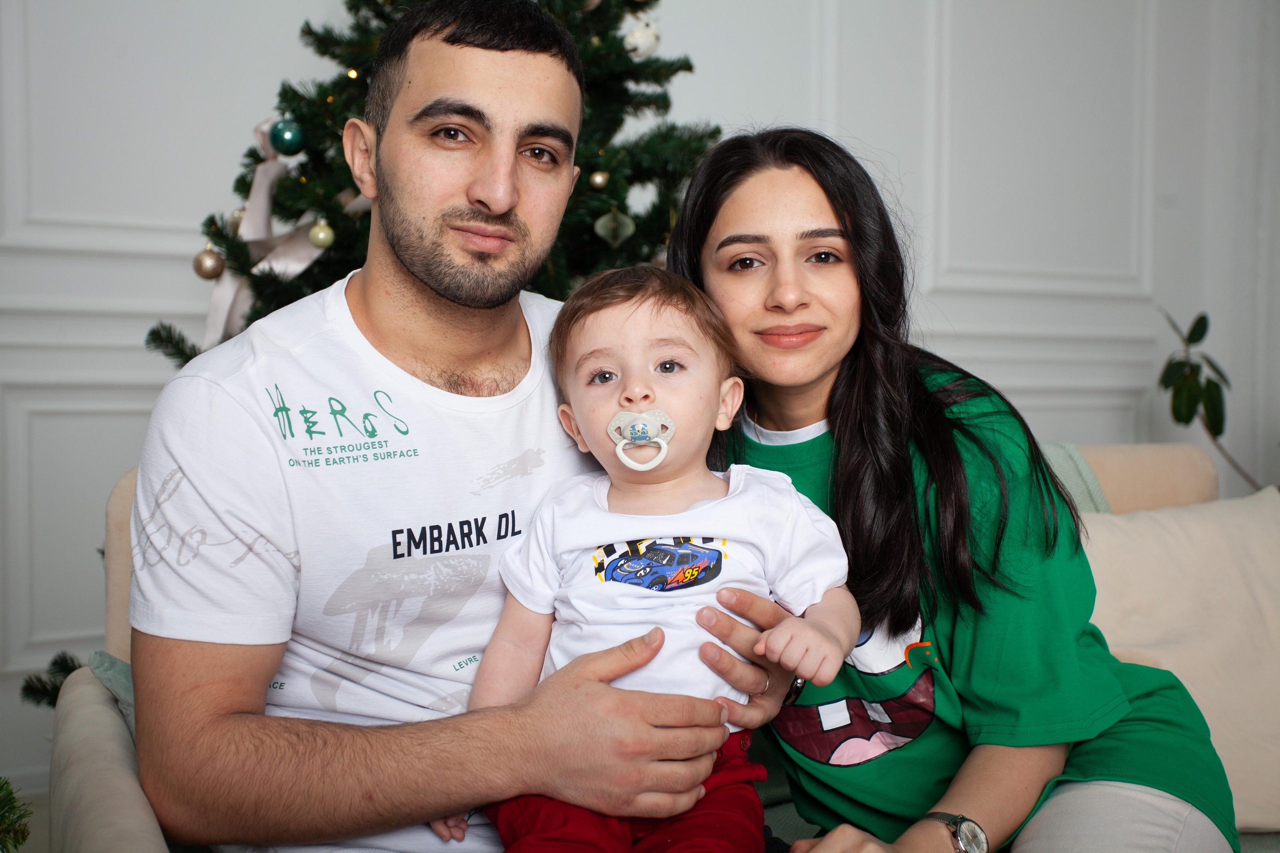 Новогодняя фотосессия восточная красивая семья мама папа малыш ребенок нежность любовь