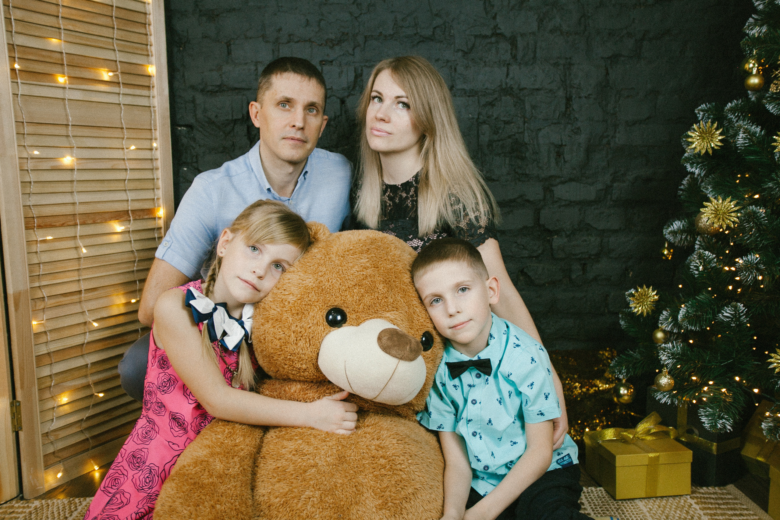  новый год семейная фотосессия елочка  медведь большой игрушечный