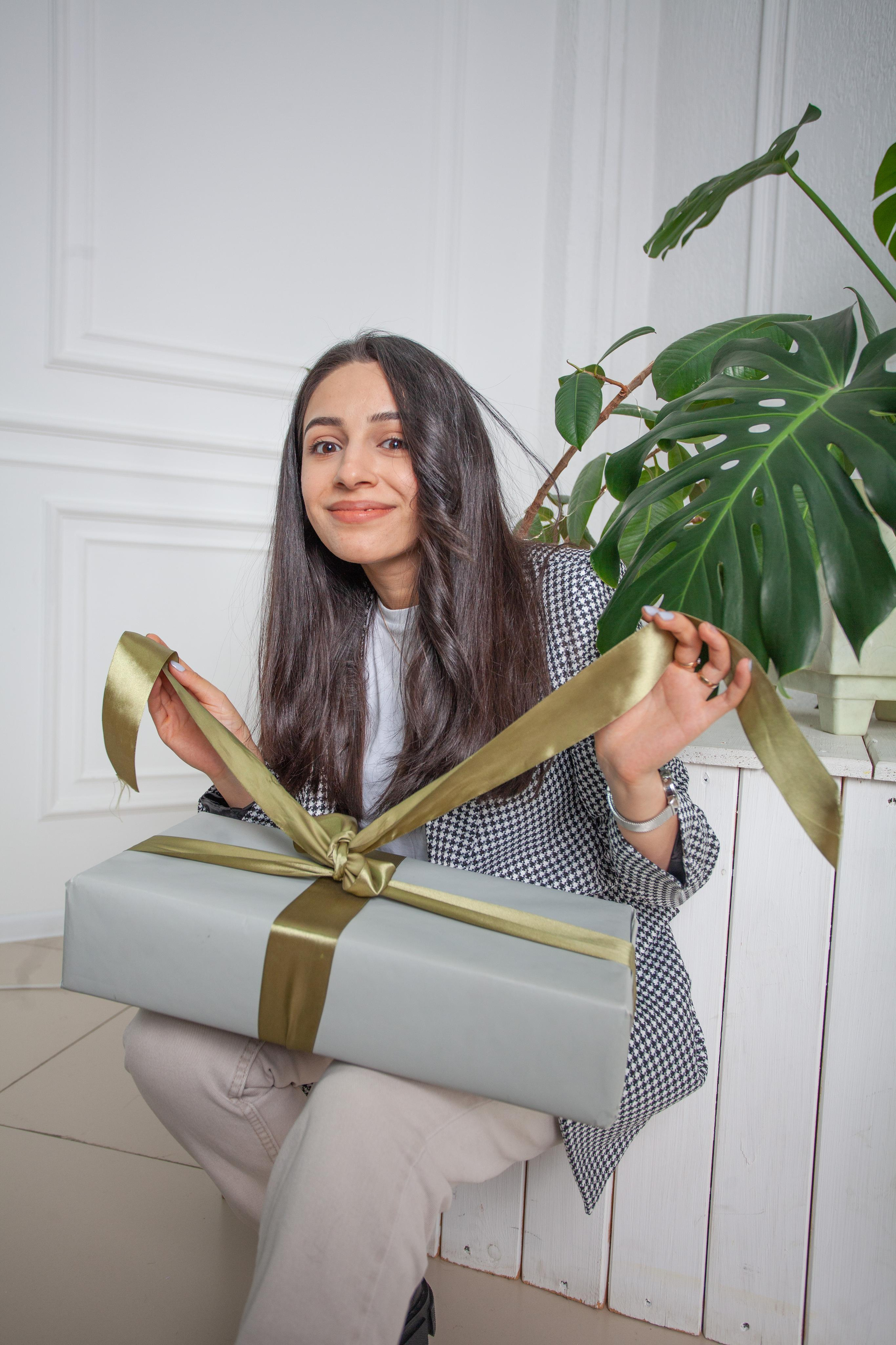 фотосессия в студии красивая восточная девушка подарок