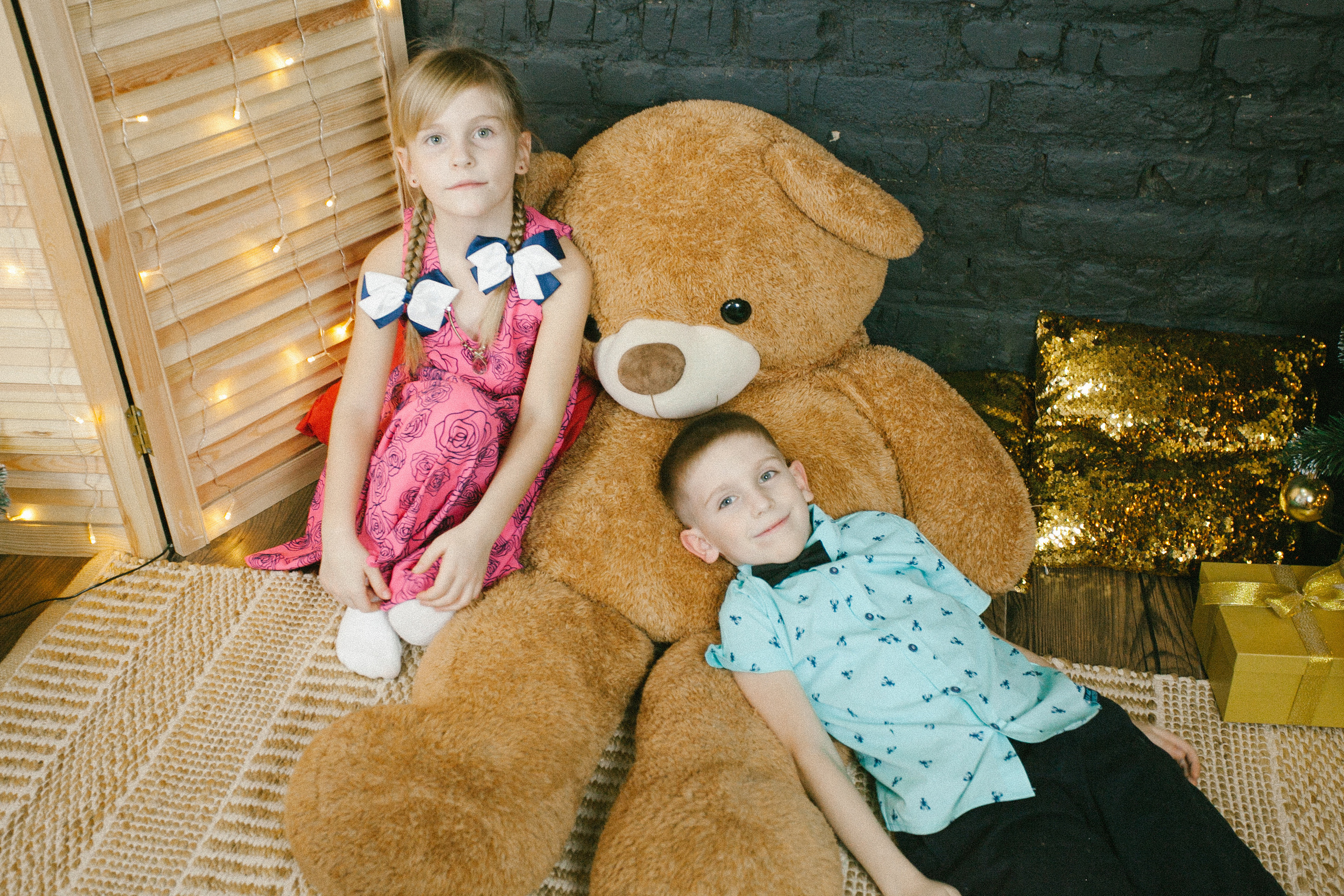  новый год семейная фотосессия елочка медведь большой игрушка мальчик девочка