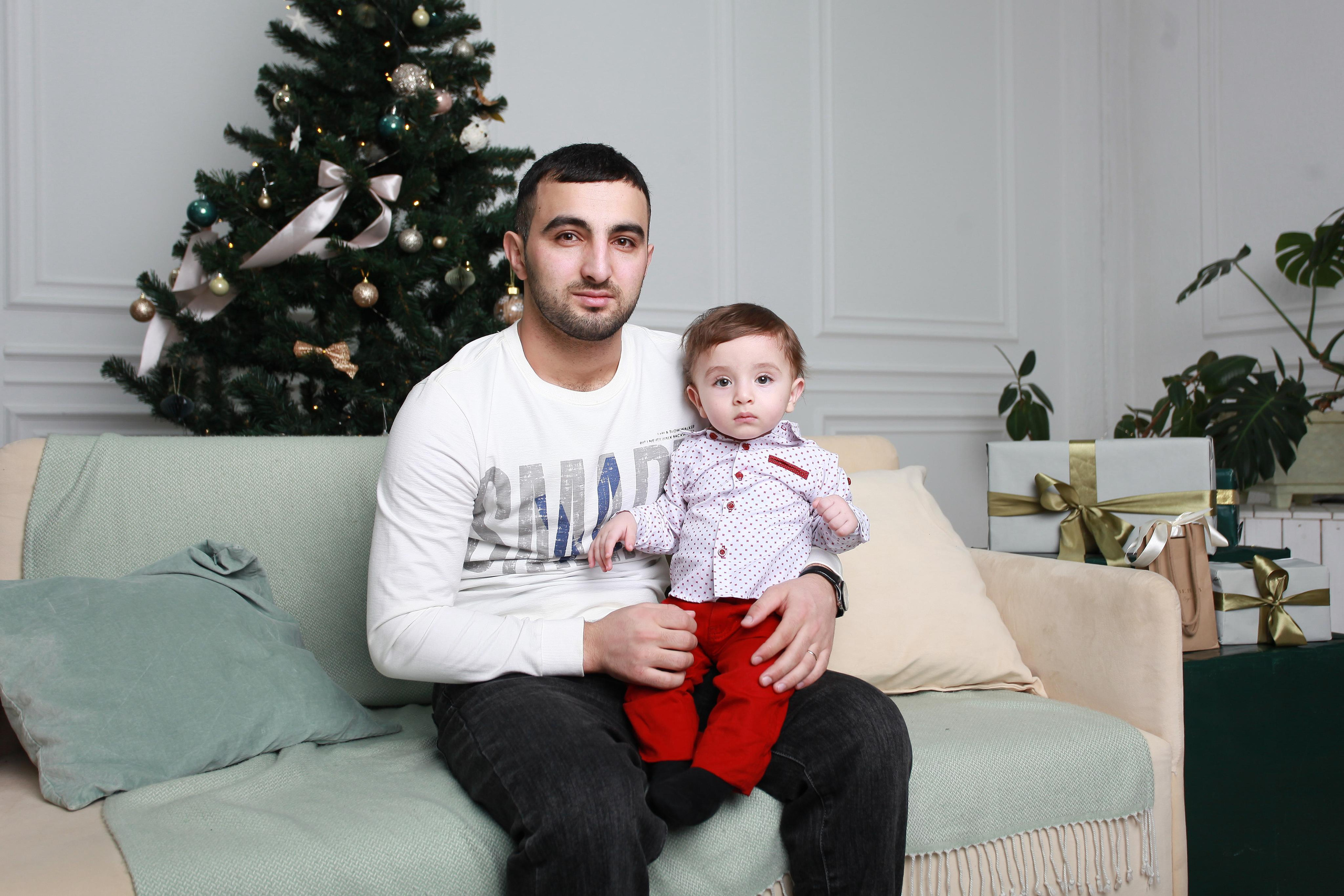 Новогодняя фотосессия восточная красивая семья папа малыш ребенок нежность любовь