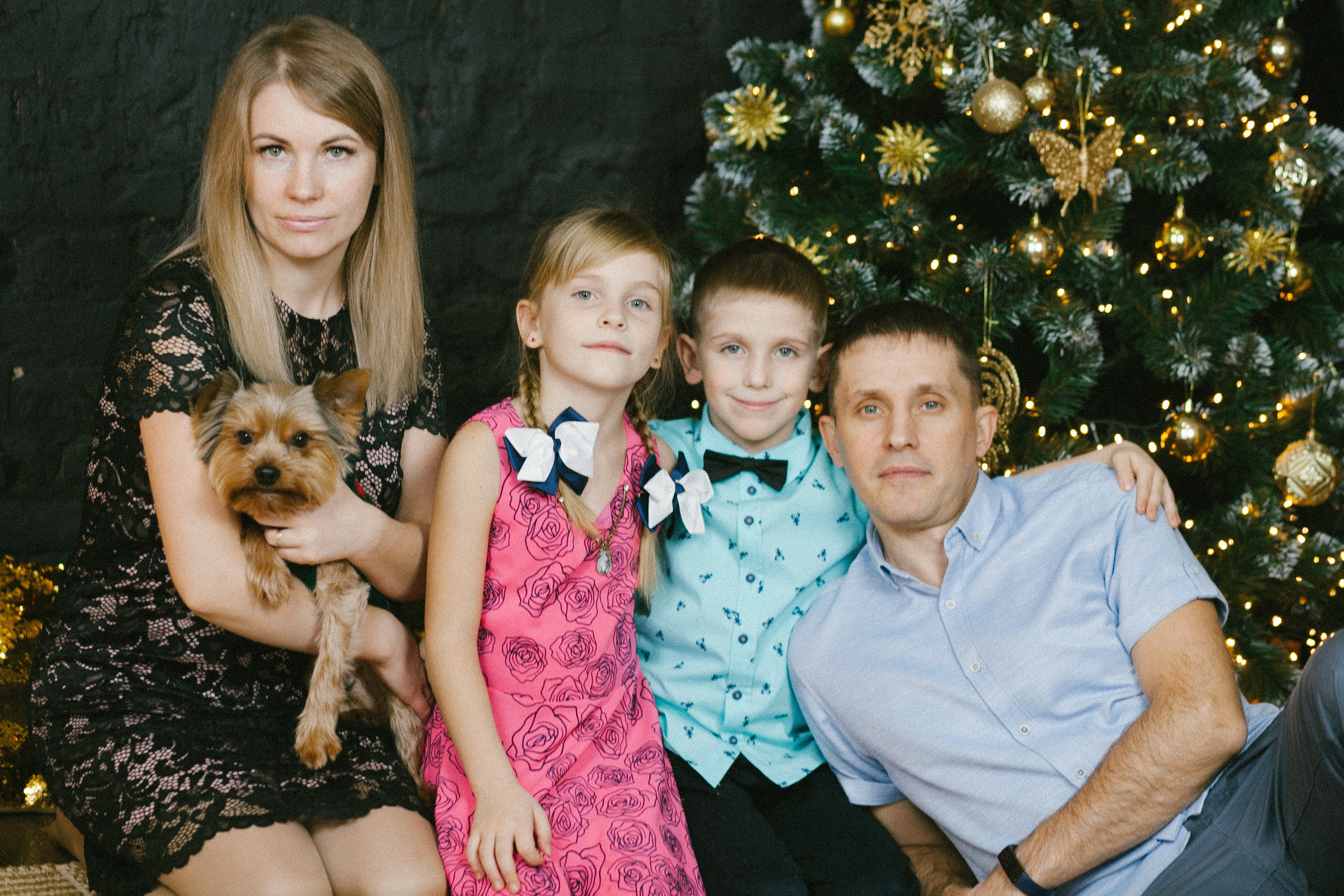  новый год семейная фотосессия елочка мама папа дети