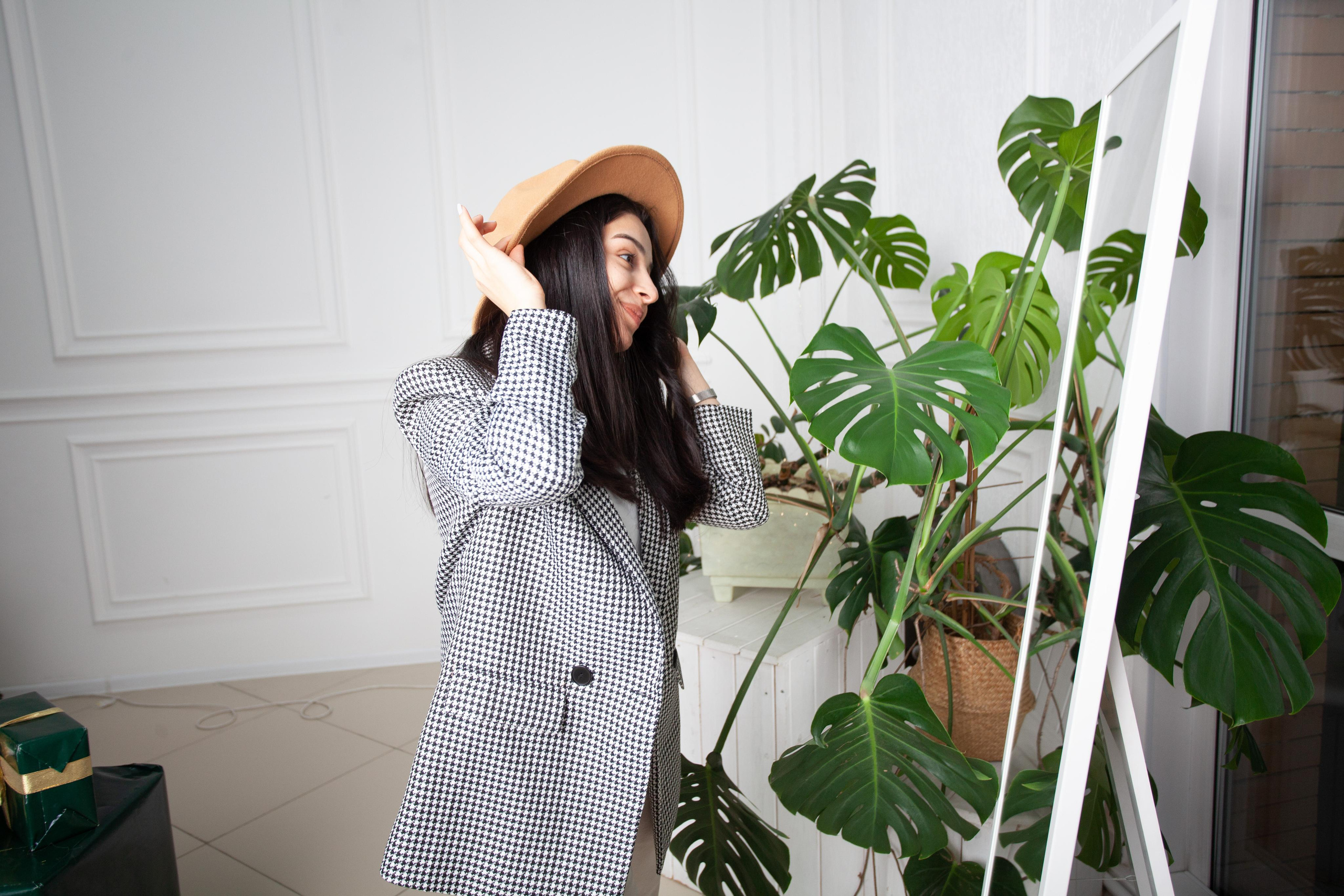 фотосессия в студии красивая восточная девушка  шляпка зеркало