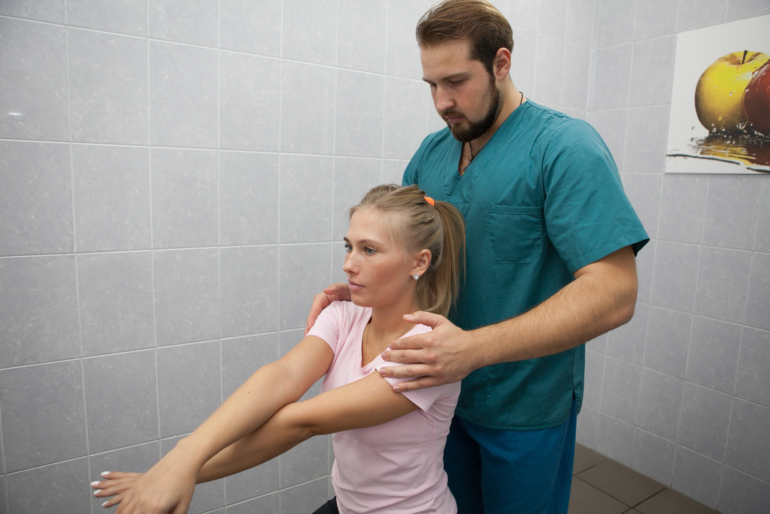 Массаж мужчина женщина руки женская спина татуировка