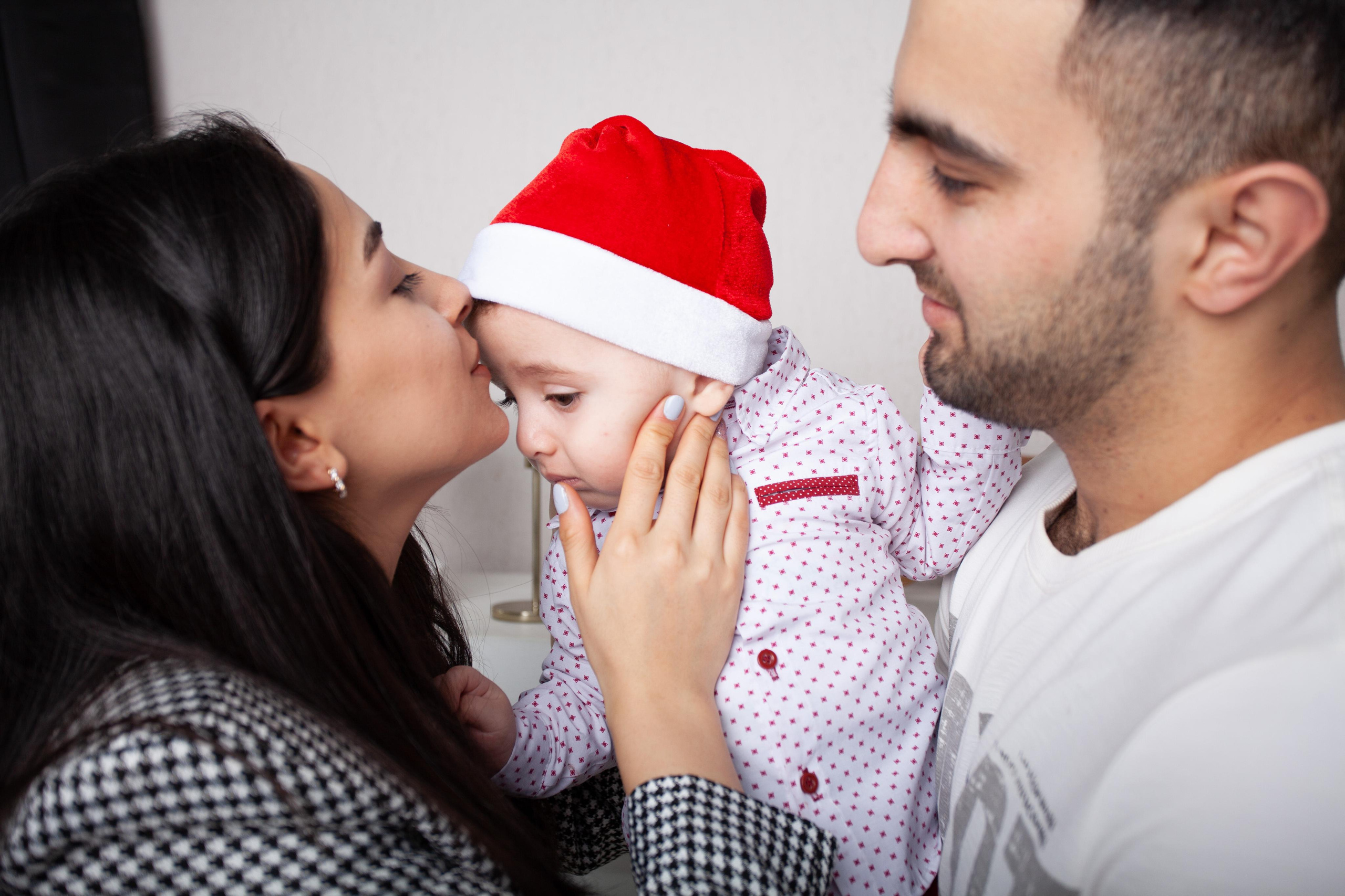 Новогодняя фотосессия восточная красивая семья мама папа малыш ребенок нежность любовь