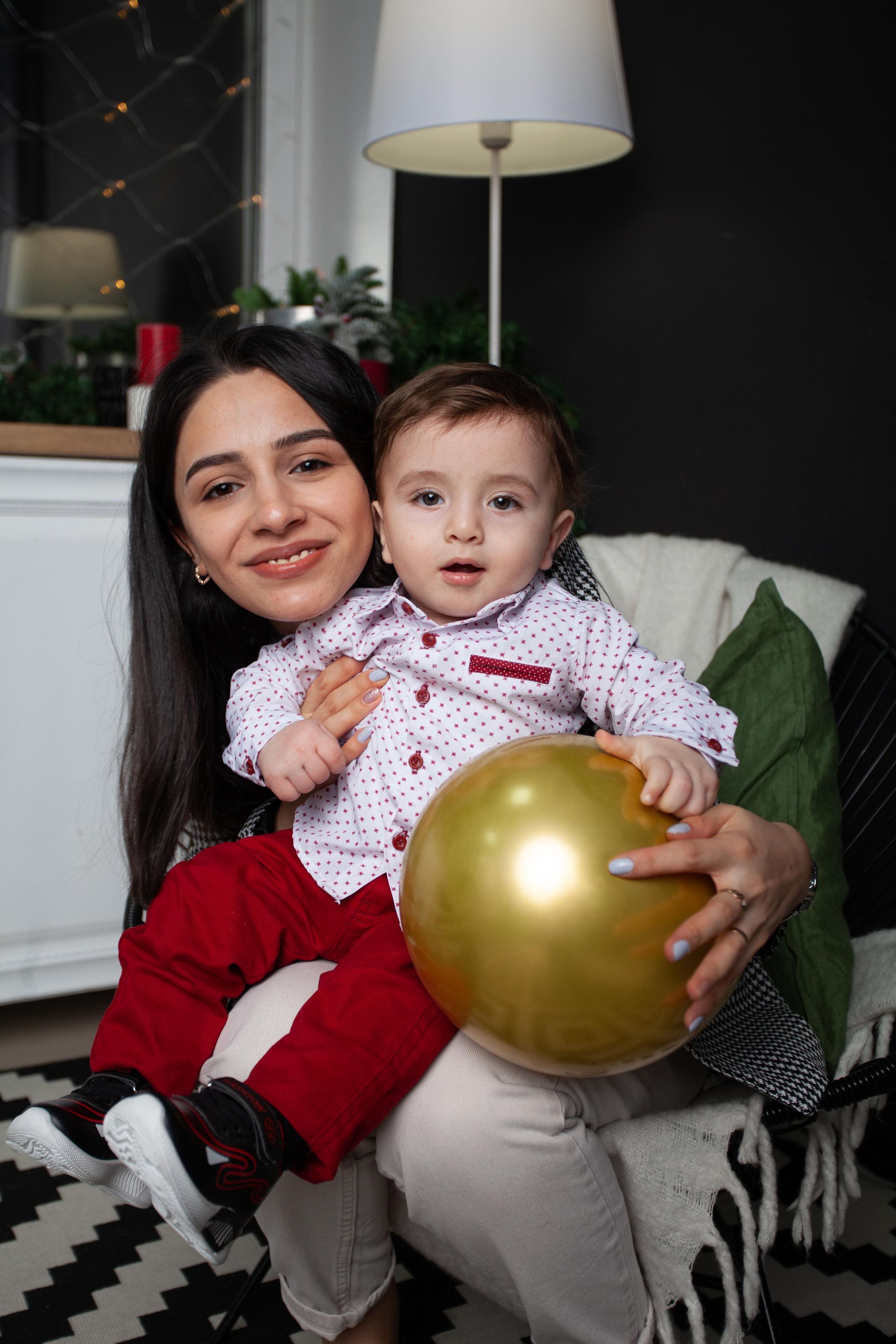 фотосессия в студии красивая восточная девушка  мама малыш шарик