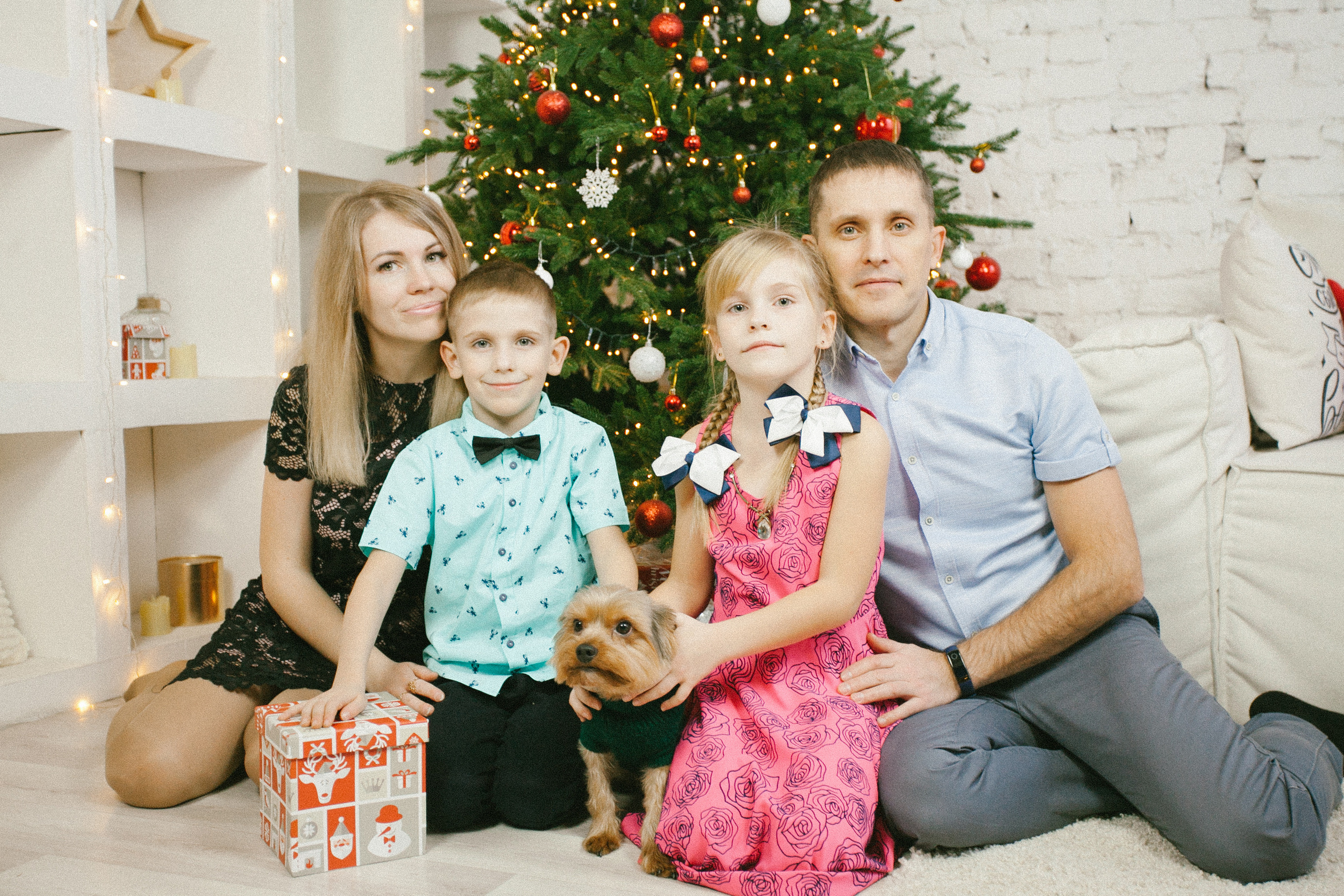  новый год семейная фотосессия елочка дети подарки