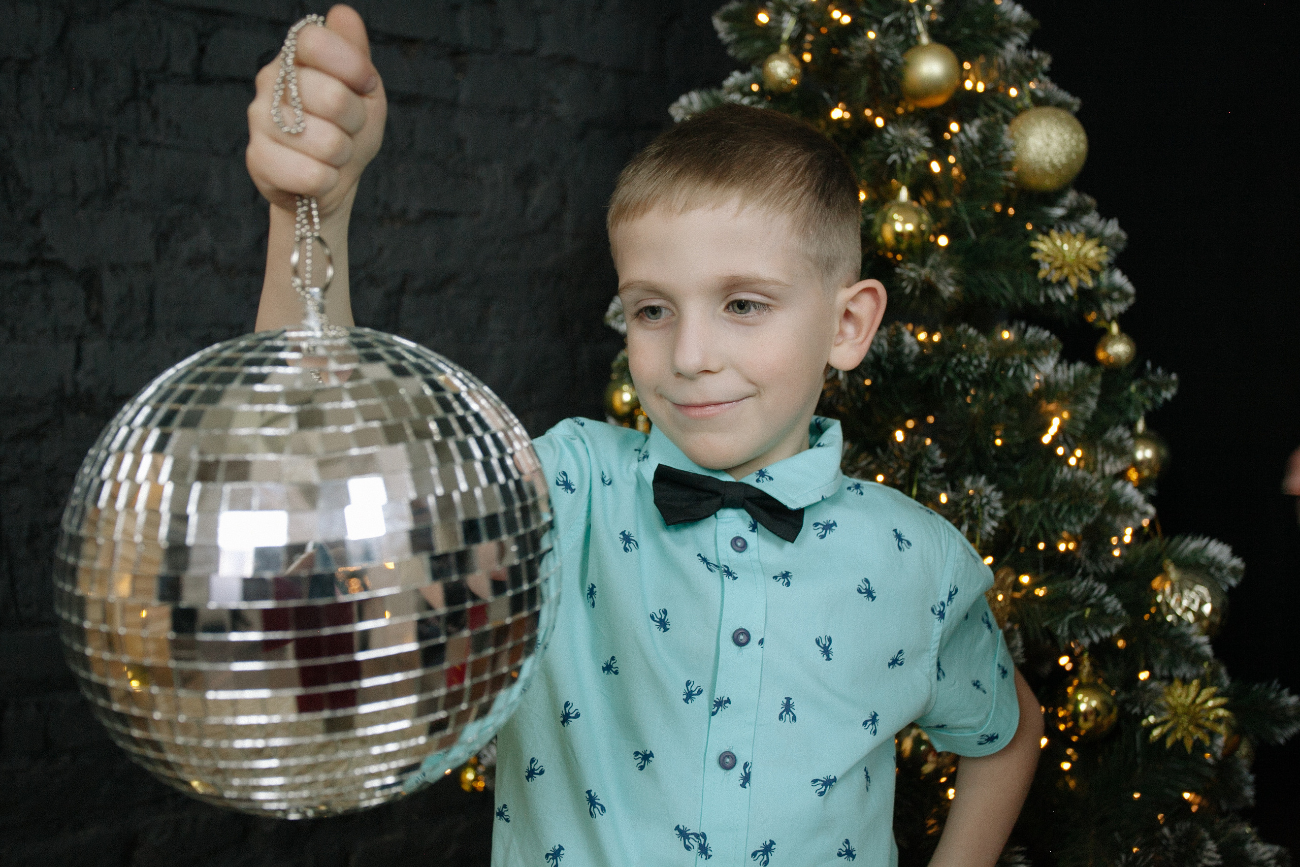  новый год семейная фотосессия елочка  мальчик диско шар