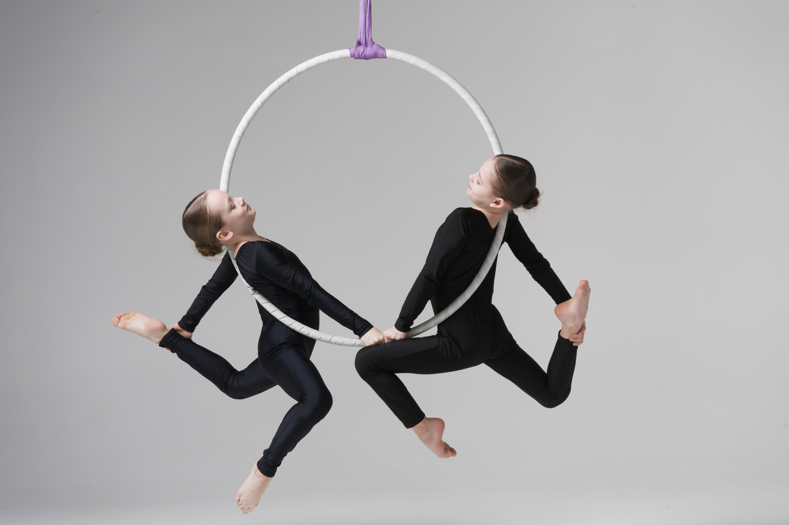 Синхронный парный элемент двух гимнасток на одном снаряде, художественная спортивная фотография