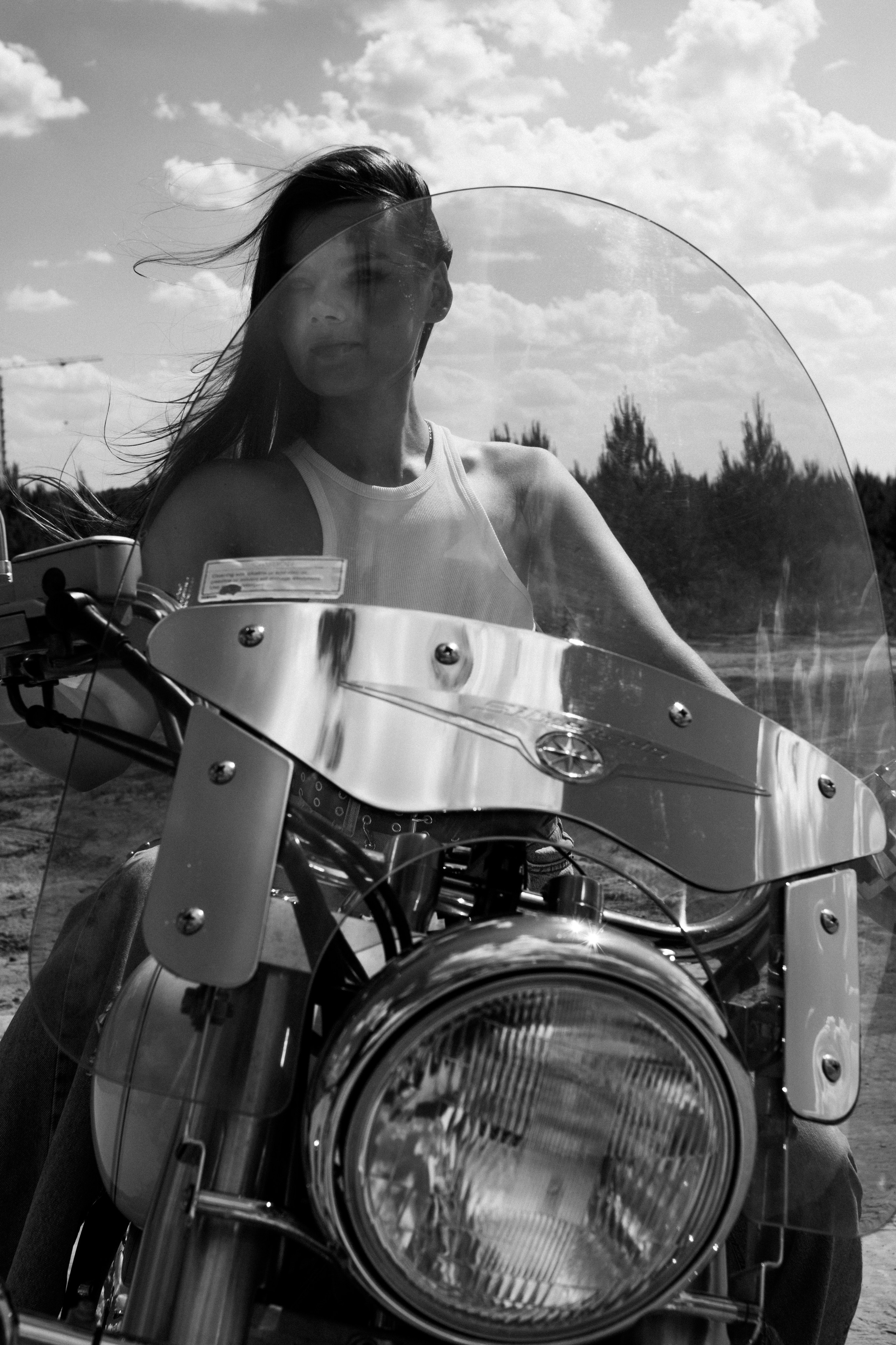 С мотоциклом. Фотограф в Тюмени Даша Михнова. Портреты, фотопроекты, фотодни