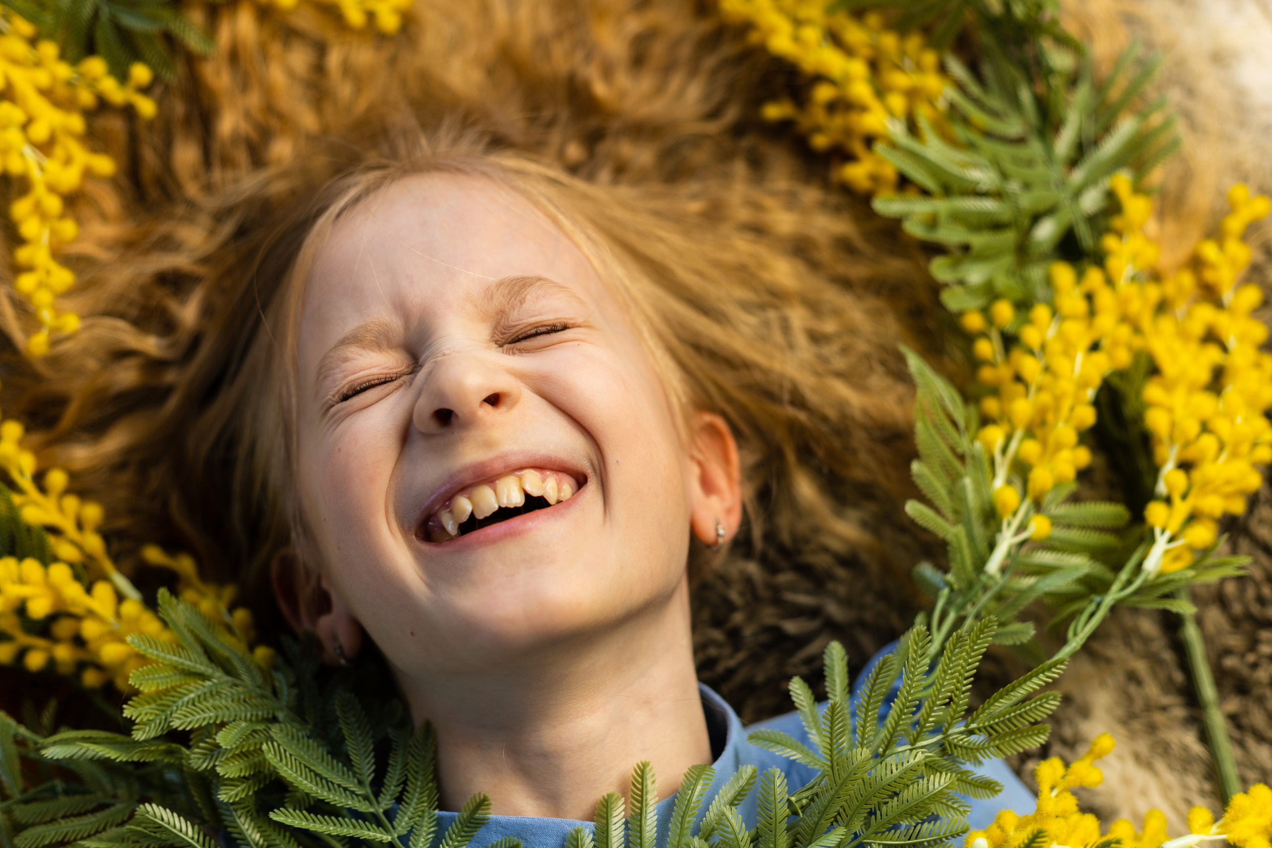 детский эмоциональный портрет девочки в мимозе