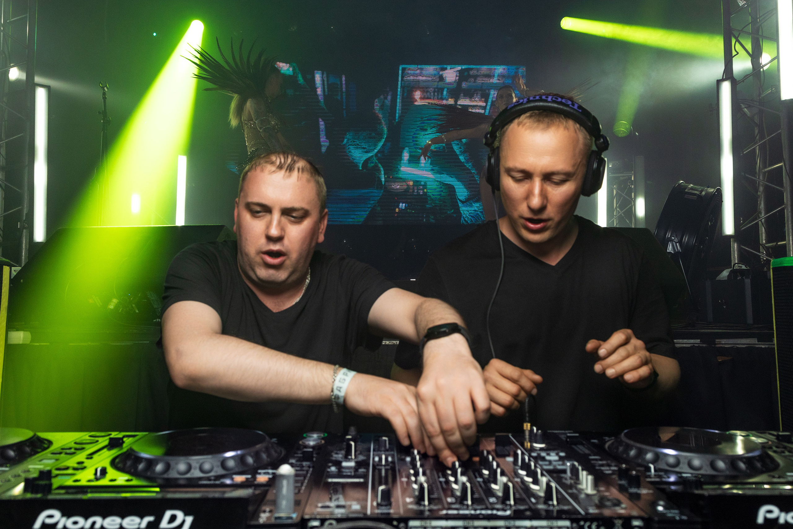 System Reality: Glow! в клубе Фабрика, Екатеринбург. Репортажный фотограф Екатеринбург | Яркий, качественный репортаж | Концерты, клубы, репортаж, праздники, корпоративы