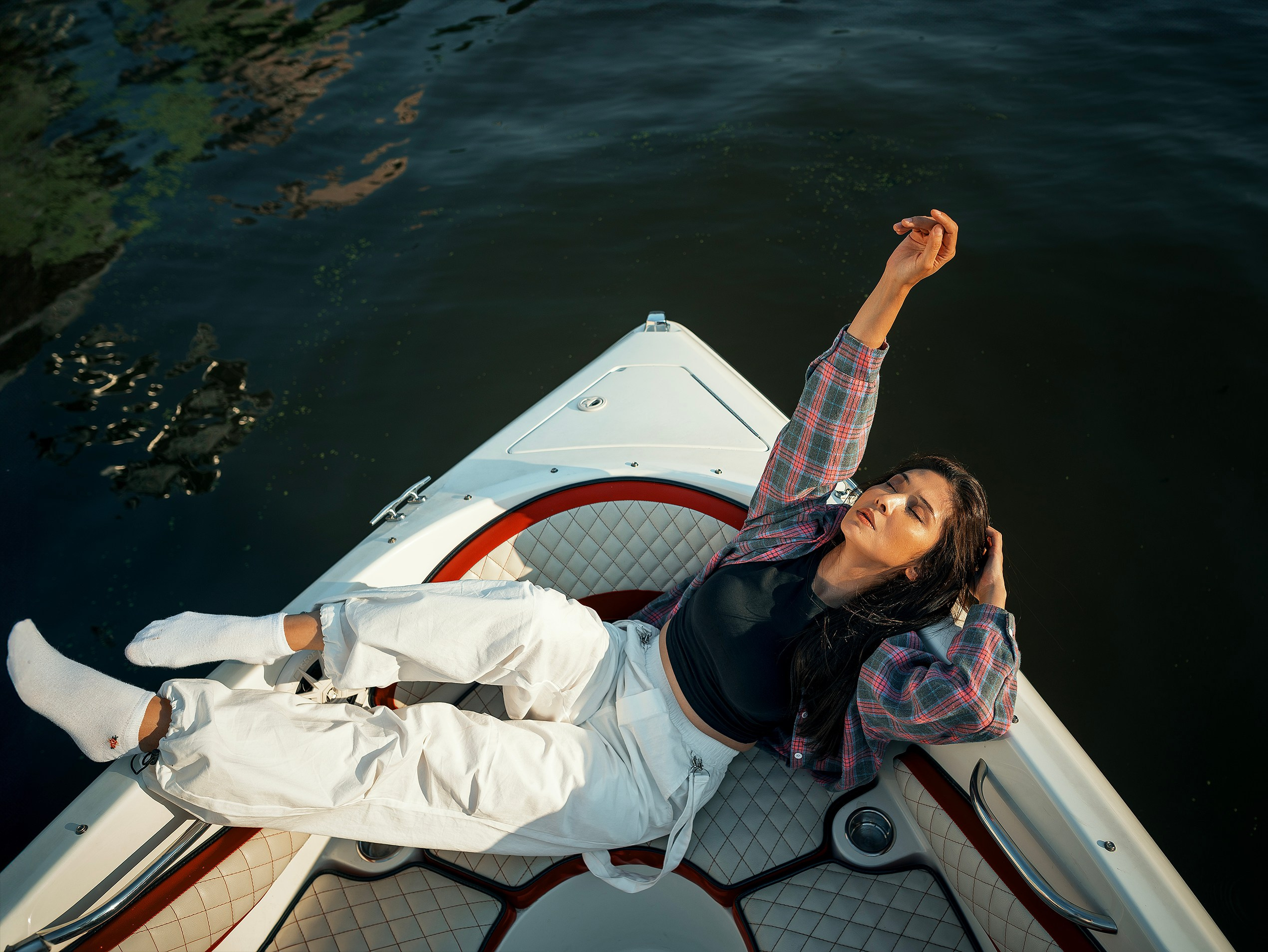 Девушка на яхте