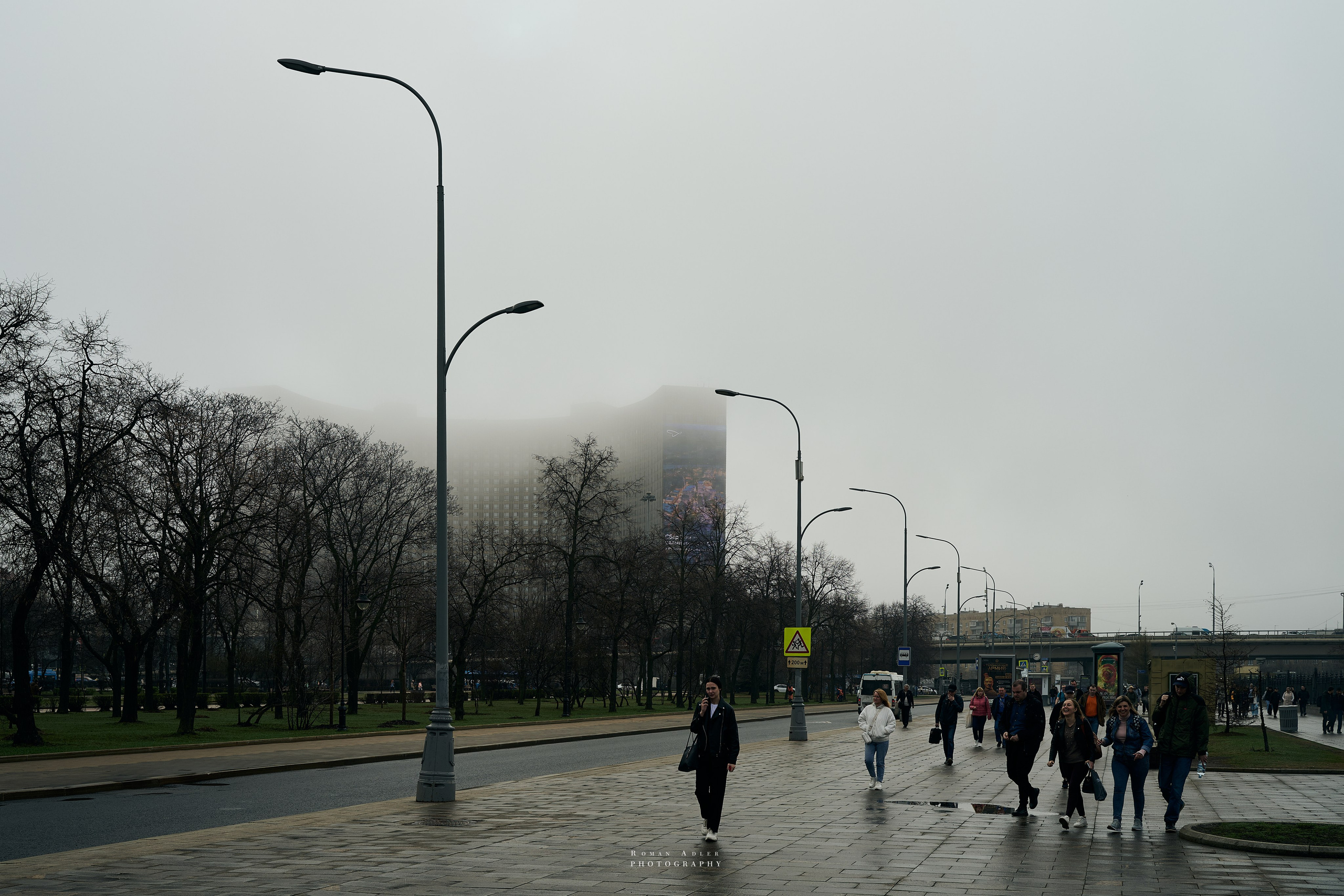 Туманное утро на ВДНХ. Фотограф Роман Адлер