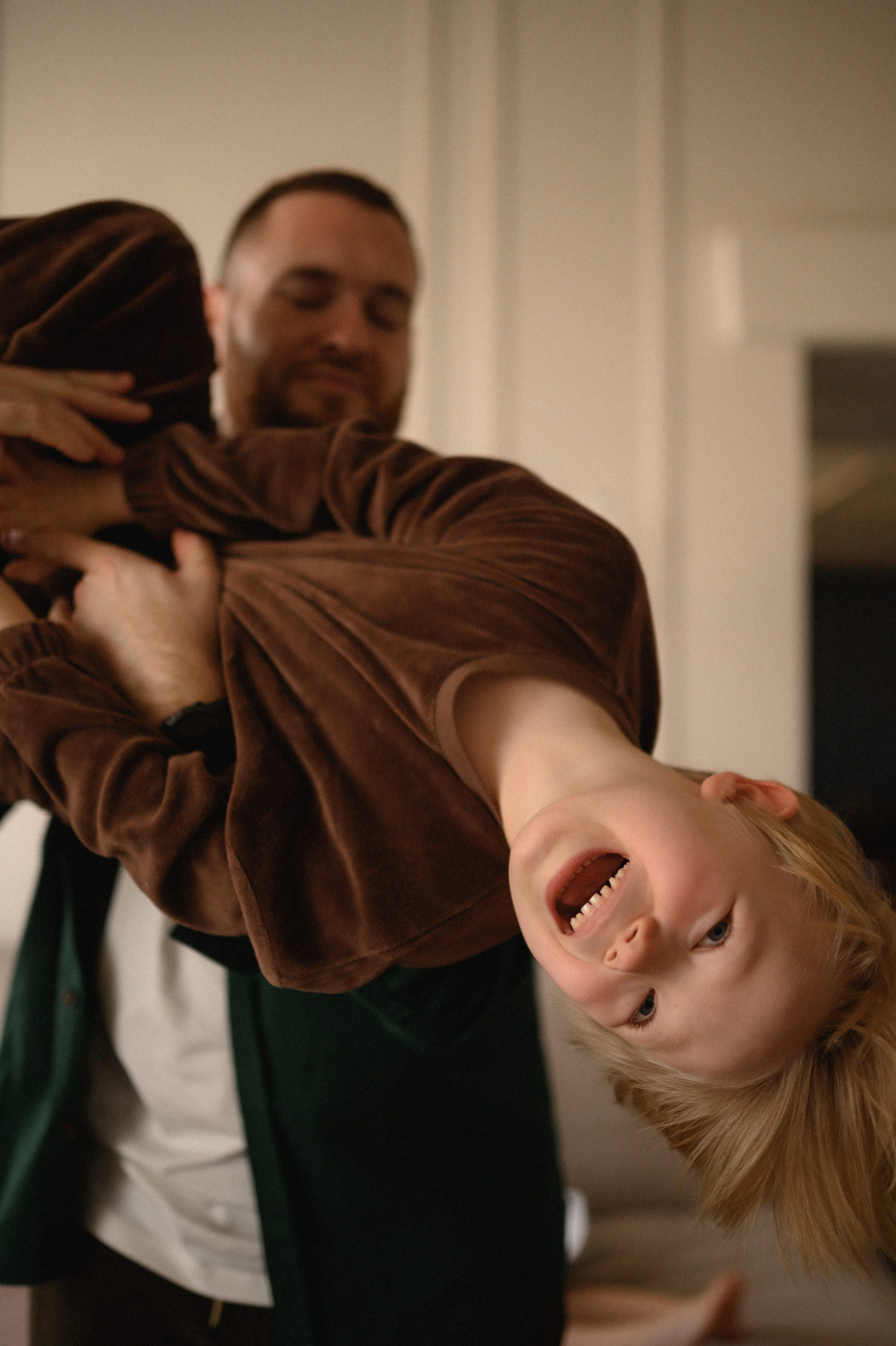 Валентин, Ирина, Евсей, Кира и Агата дома. Семейный и свадебный lifestyle-фотограф в Москве Мария Петрова