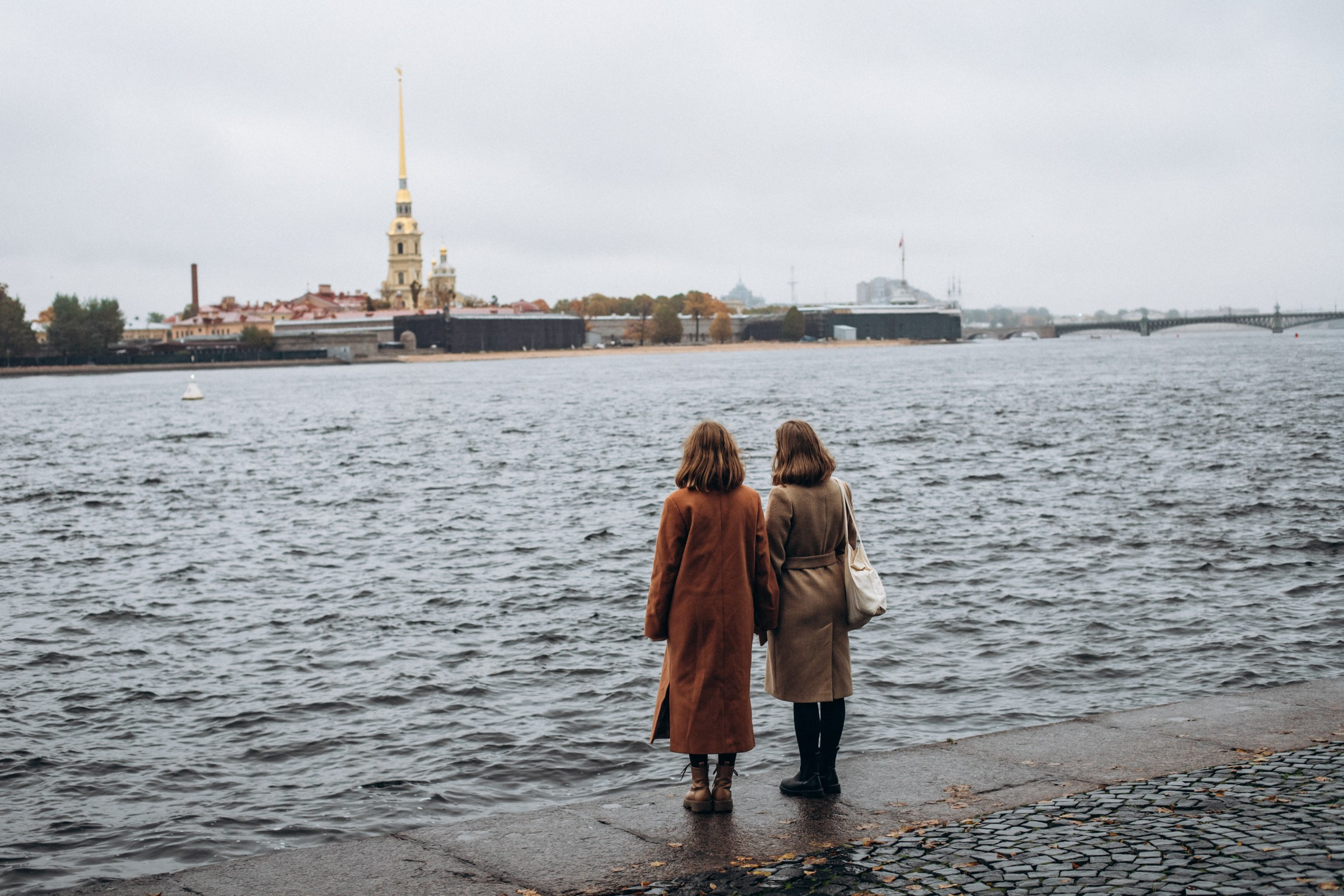 Сестры Саша и Полина в октябре. Фотопрогулка в Петербурге. Индивидуальный и семейный фотограф в Санкт-Петербурге