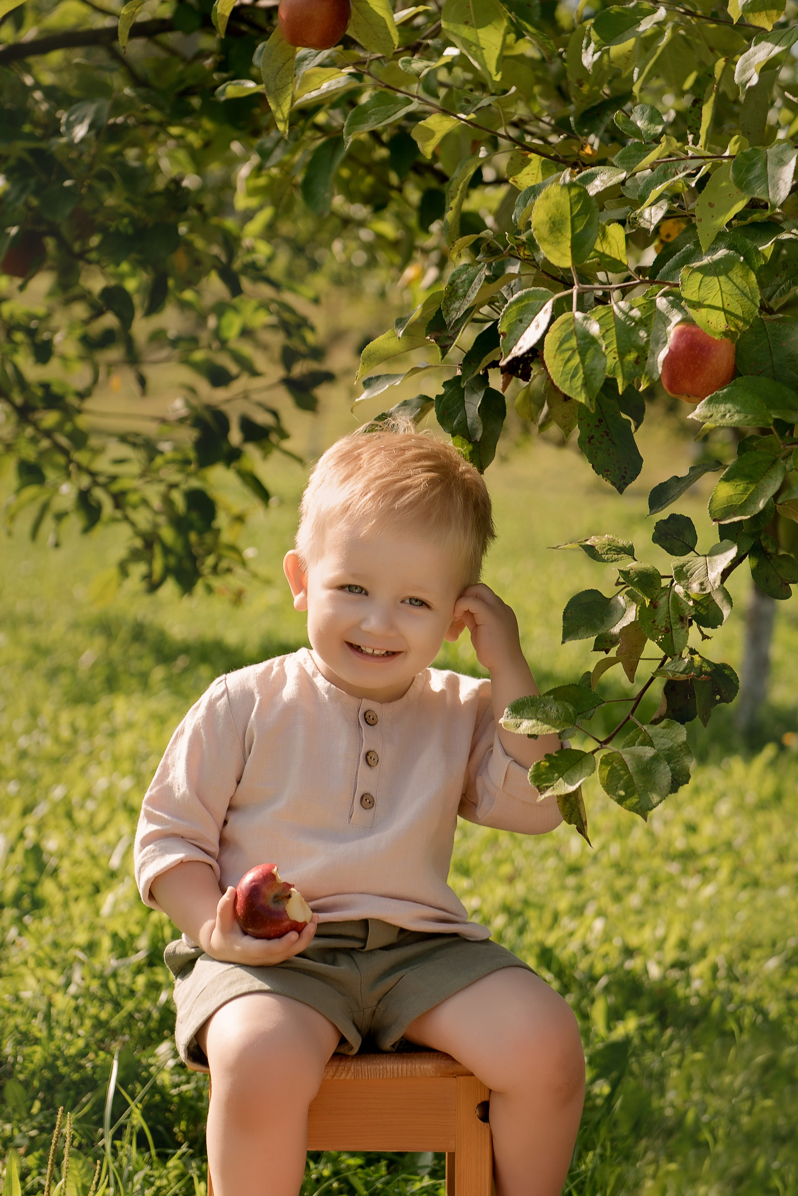 Яблоневый сад. Детский фотограф в Долгопрудном и Москве
