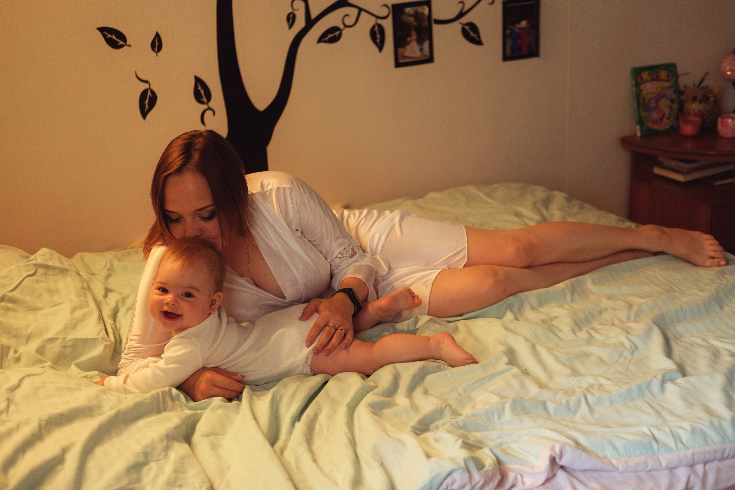 Красивый портрет мамы и малышки на кровати Тюмень