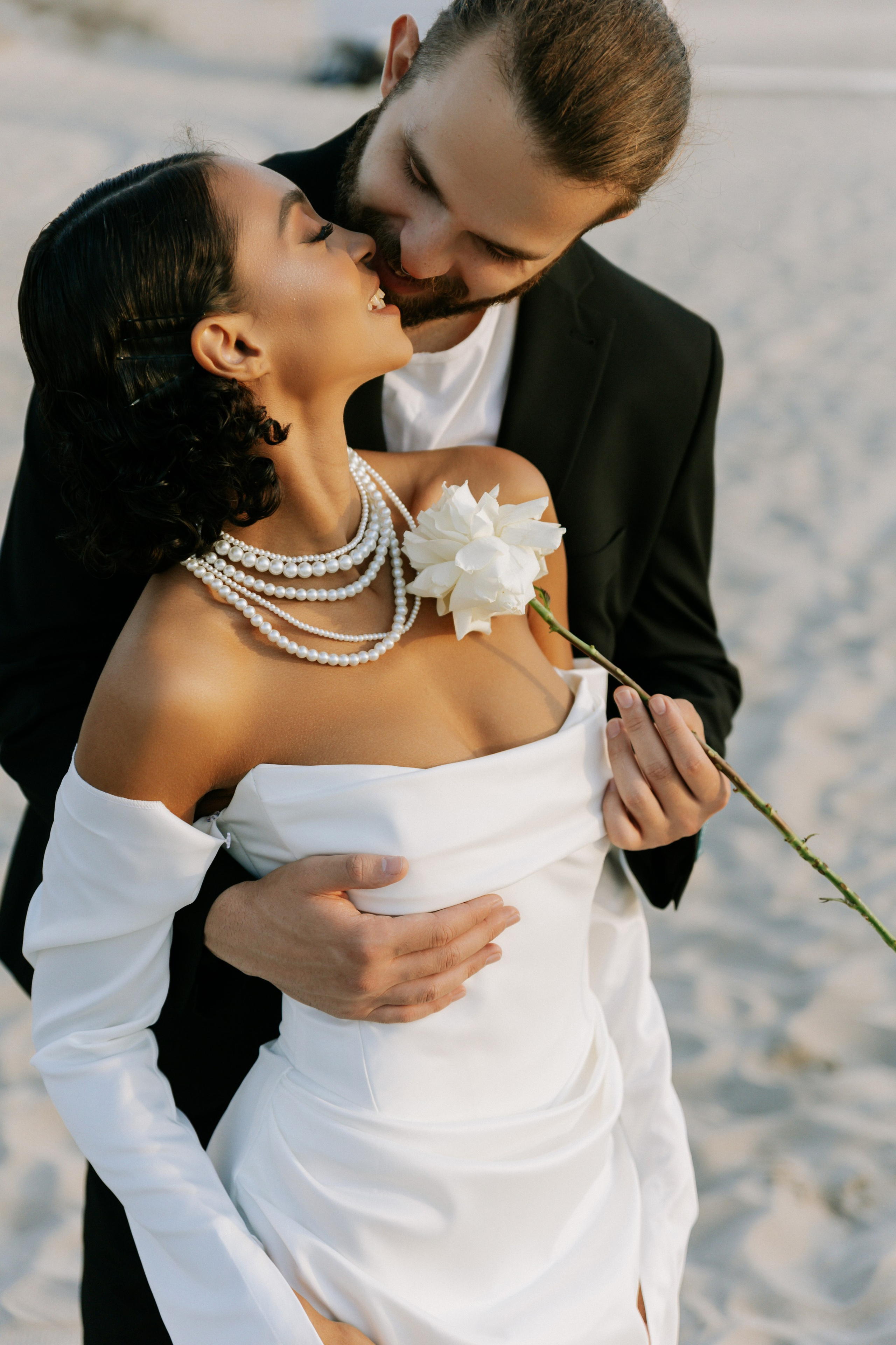 Выездная регистрация на море с белыми розами. Свадебный фотограф Калининград