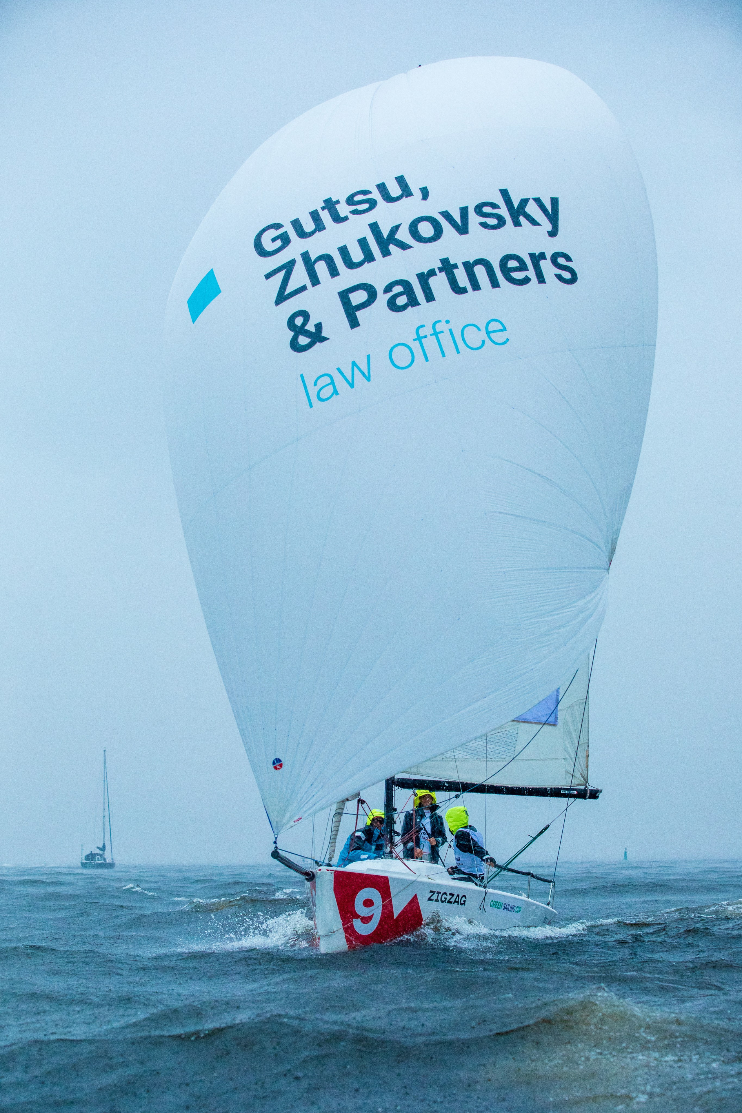 Яхта на парусной регате компании GREEN