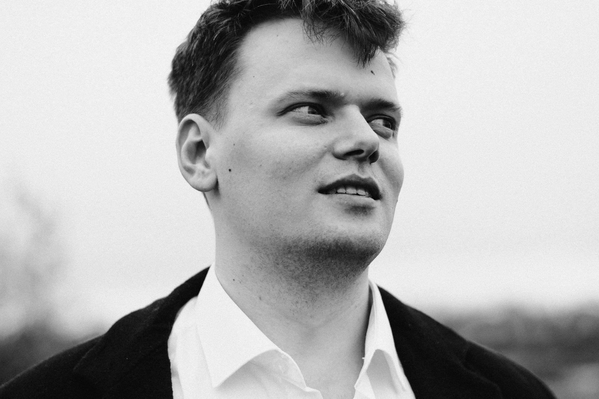 Мужская портретная фотосессия в Гагаринском парке Тюмени | Фотограф Дарья Мустафина. Портретный фотограф Тюмень Дарья Мустафина