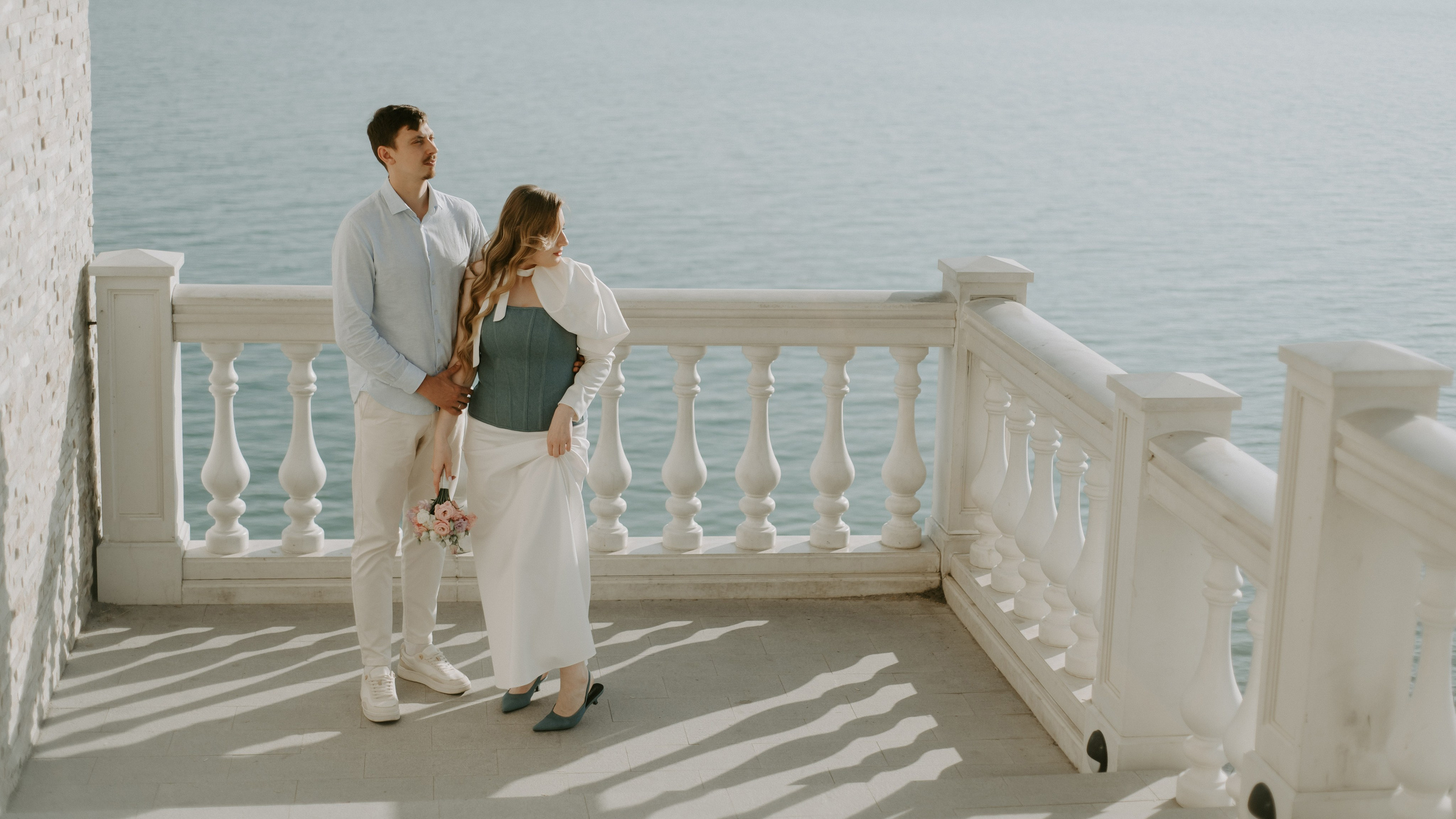 Свадебная фотография молодоженов на фоне побережья Анапы: романтический момент у моря