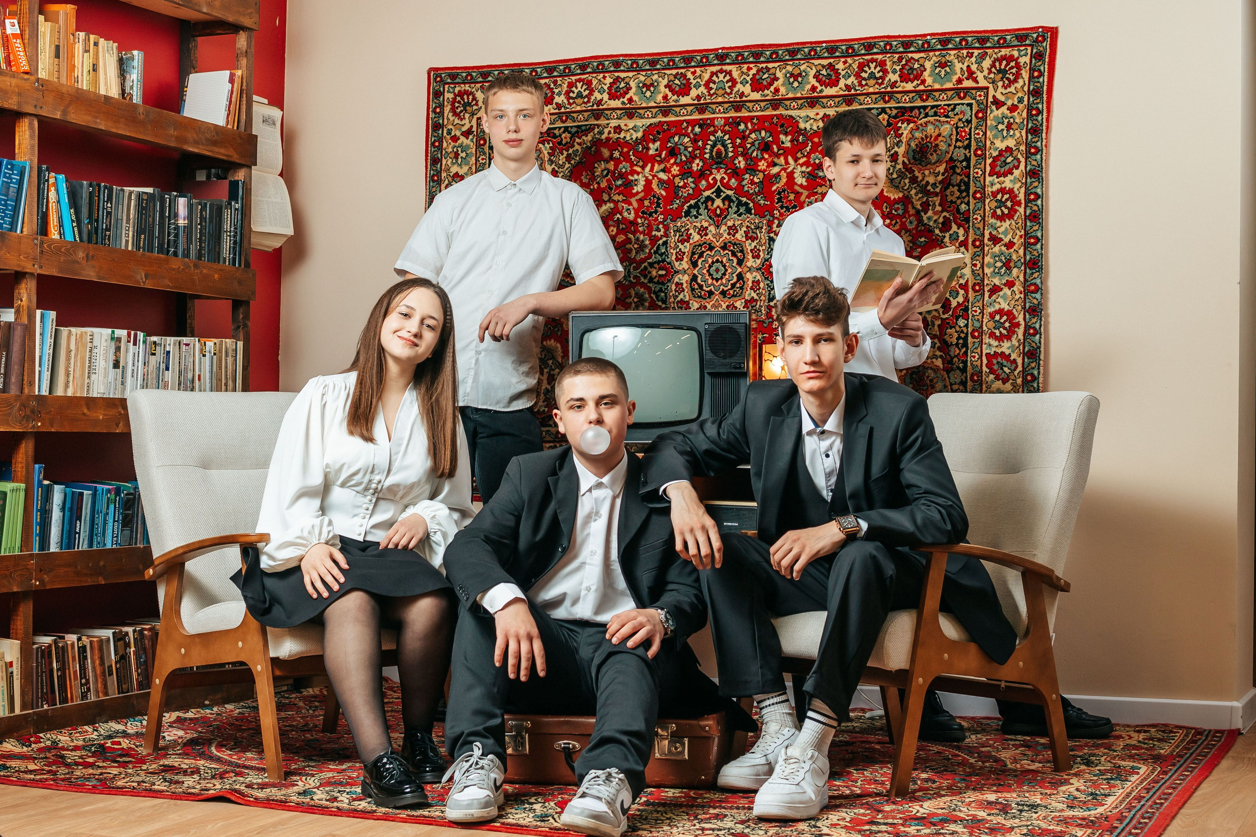 Студия школьной фотографии. Фотостудия выпускных альбомов в Твери. Студия школьной фотографии в Твери. Выпускные альбомы в Твери