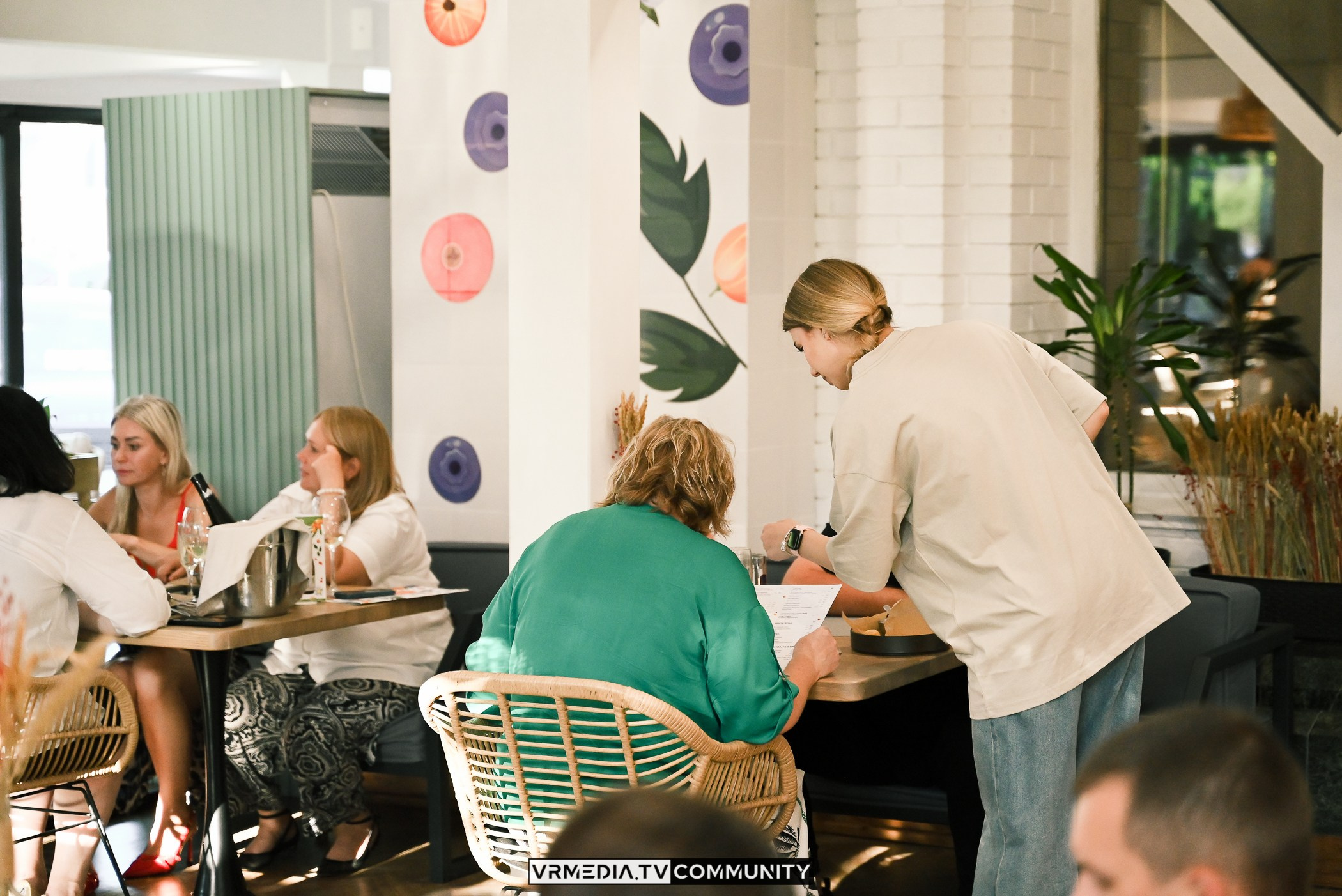 Ресторан «Volna»: Вокальный вечер на летней веранде «Хочу на дачу»