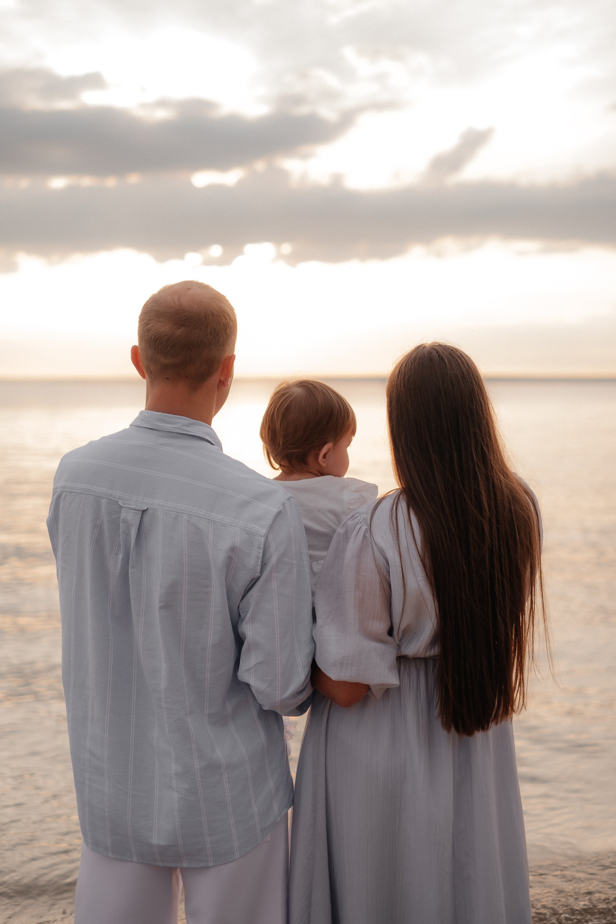 Алина, Ярослав и Тая на берегу. Фотограф в Новосибирске Диана Ильиных