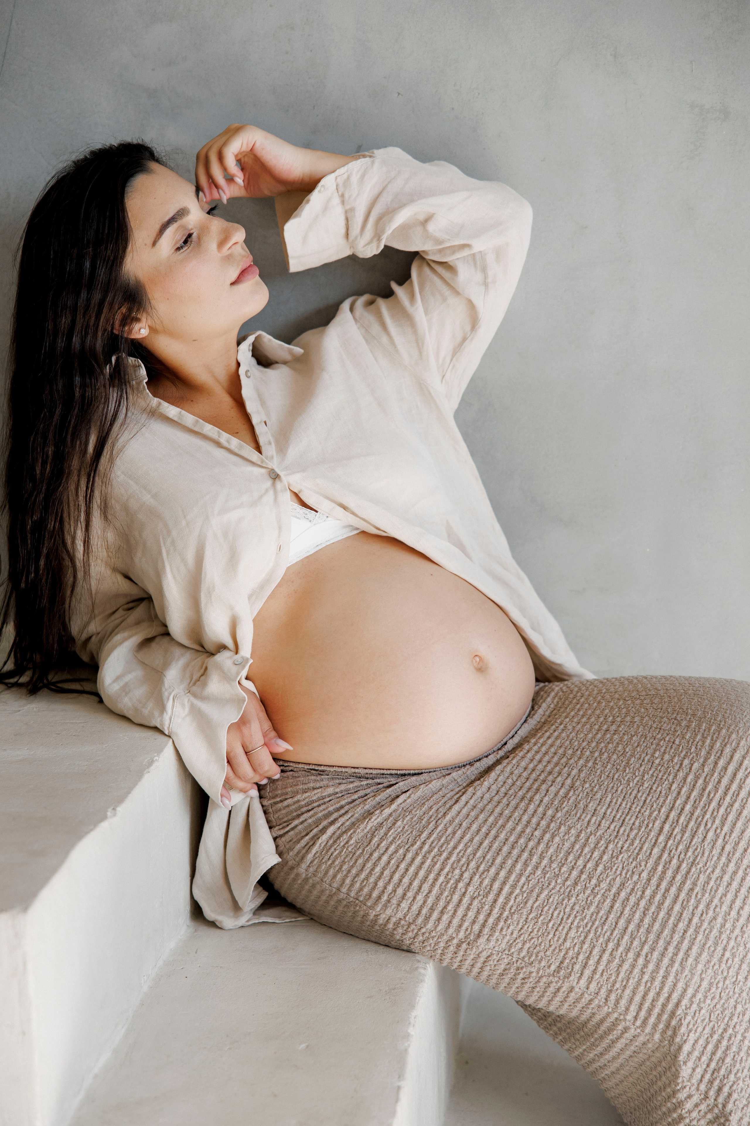 Pregnancy photoshoot inside the Grey Studio. Главная
