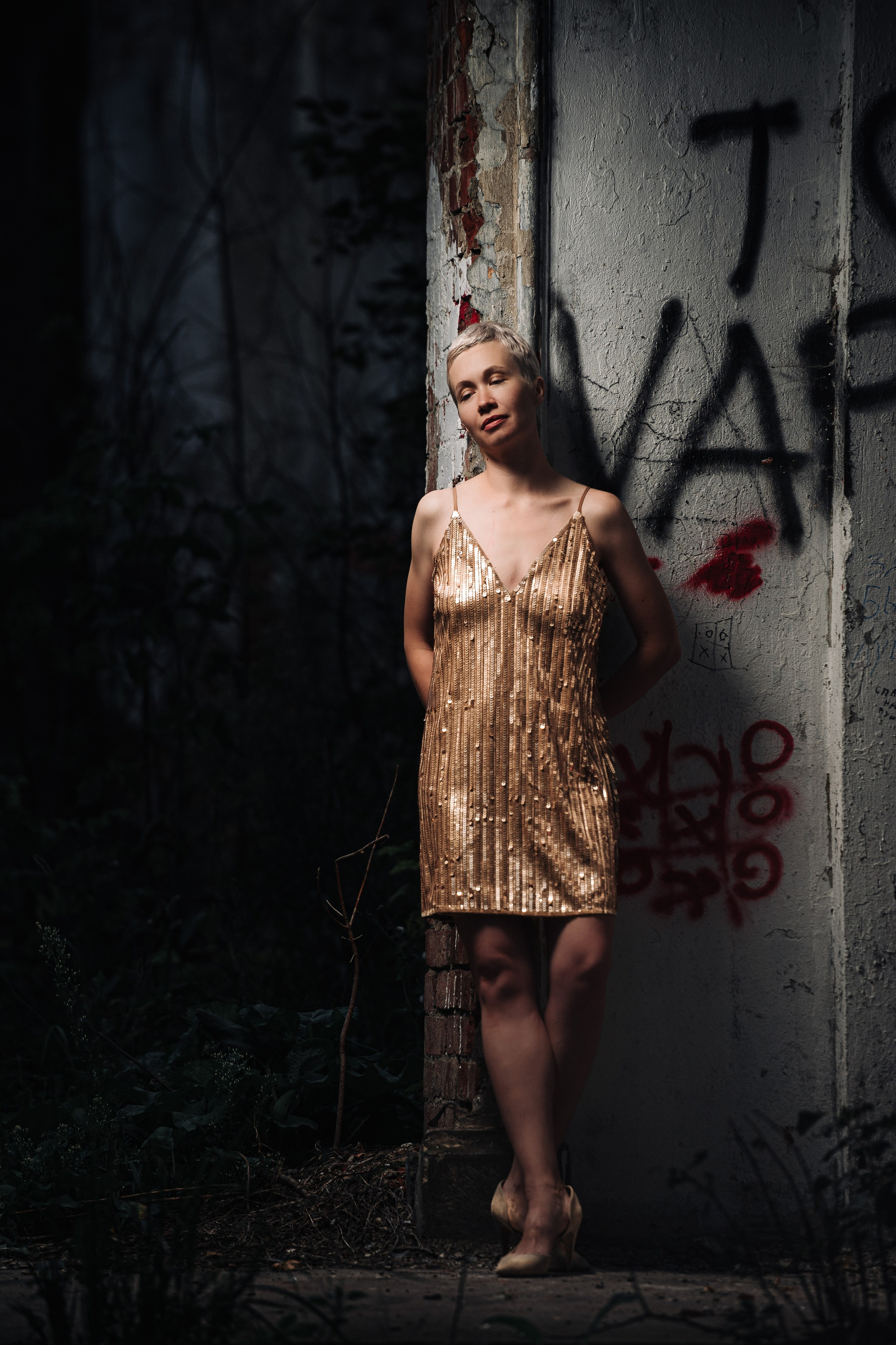 Девушка в  золотом платье, вечером в заброшенной усадьбе. граффити на стене. Пикси