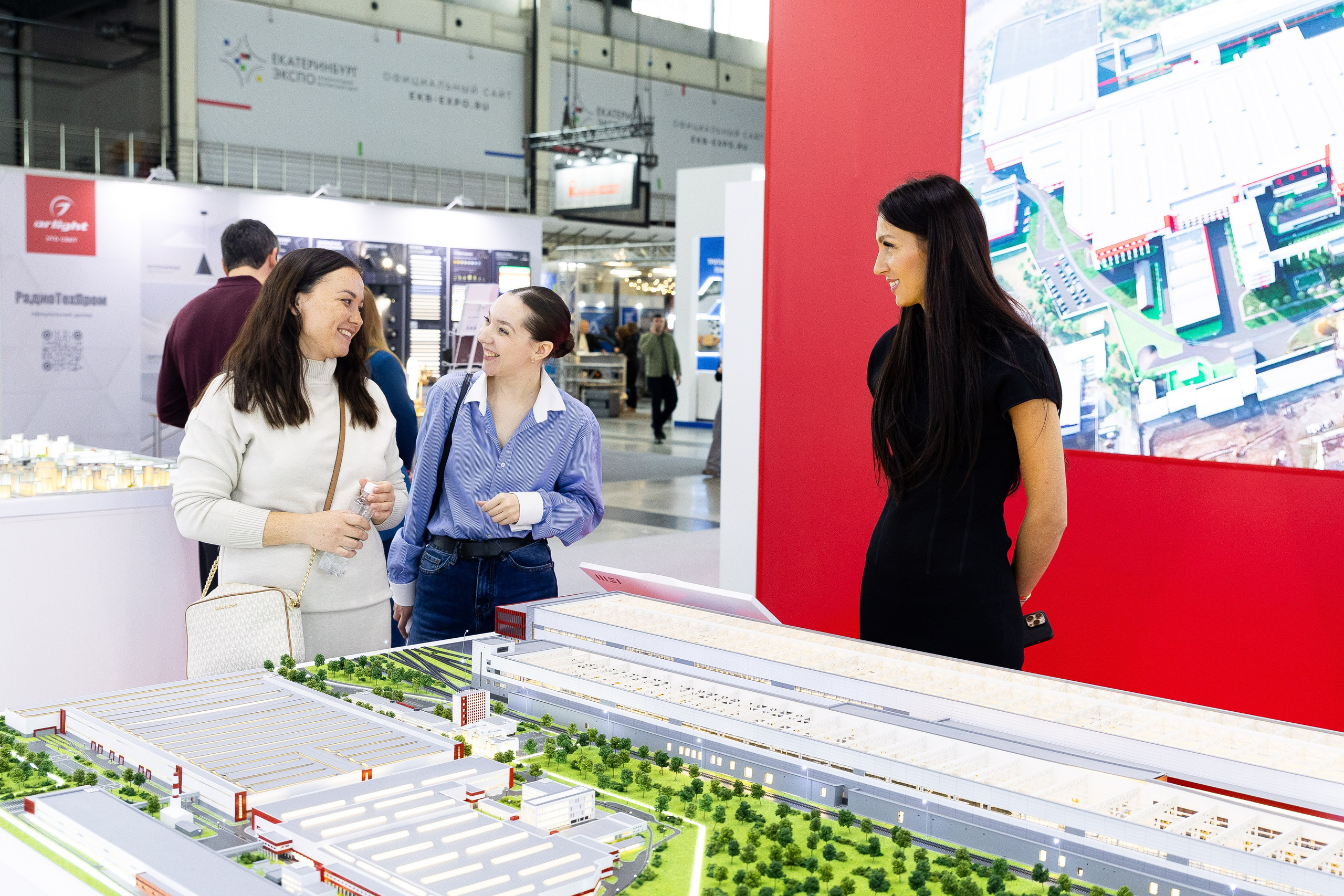 100+ (разные стенды). Фотограф Родион Нарудинов