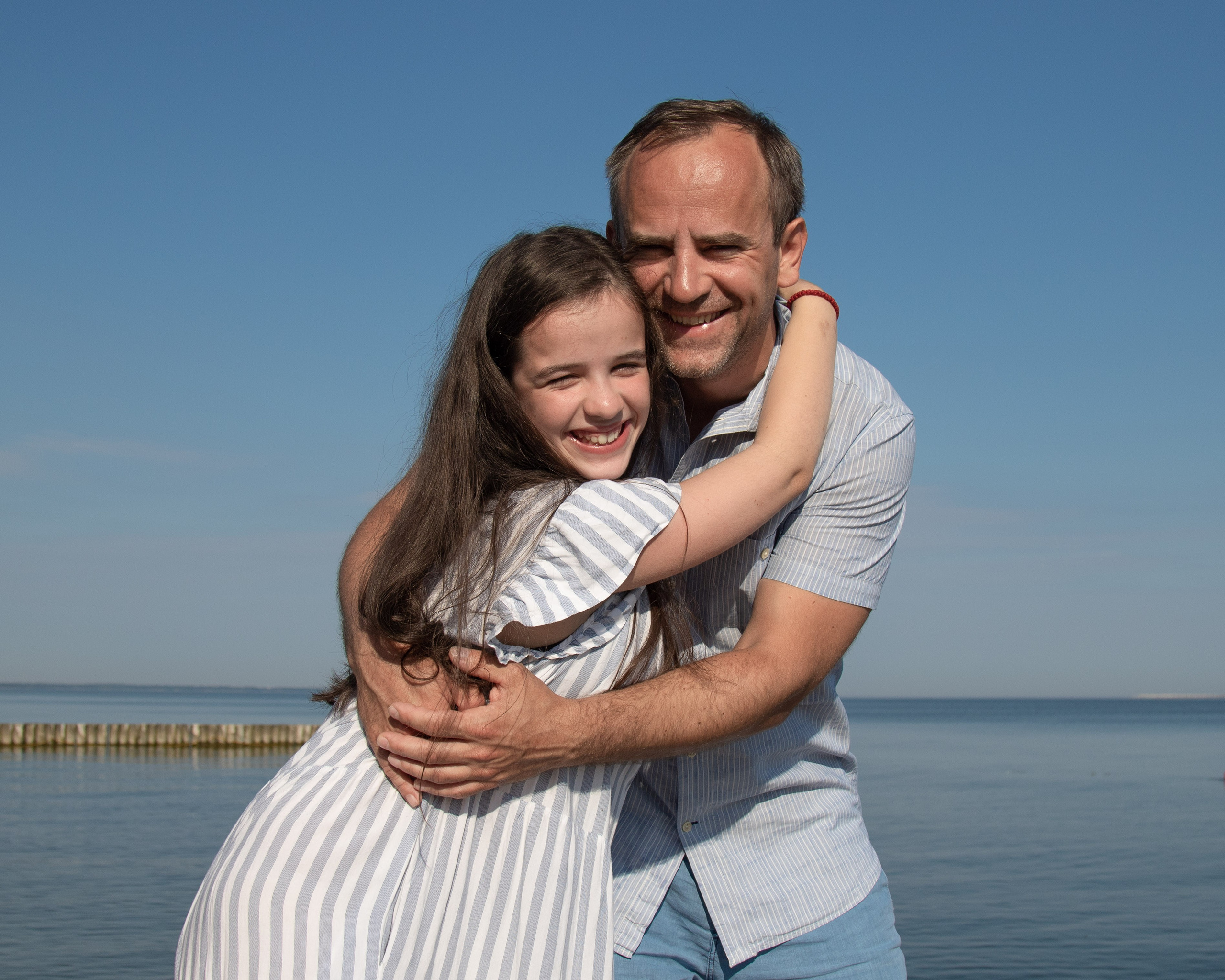 папа и дочь на берегу моря