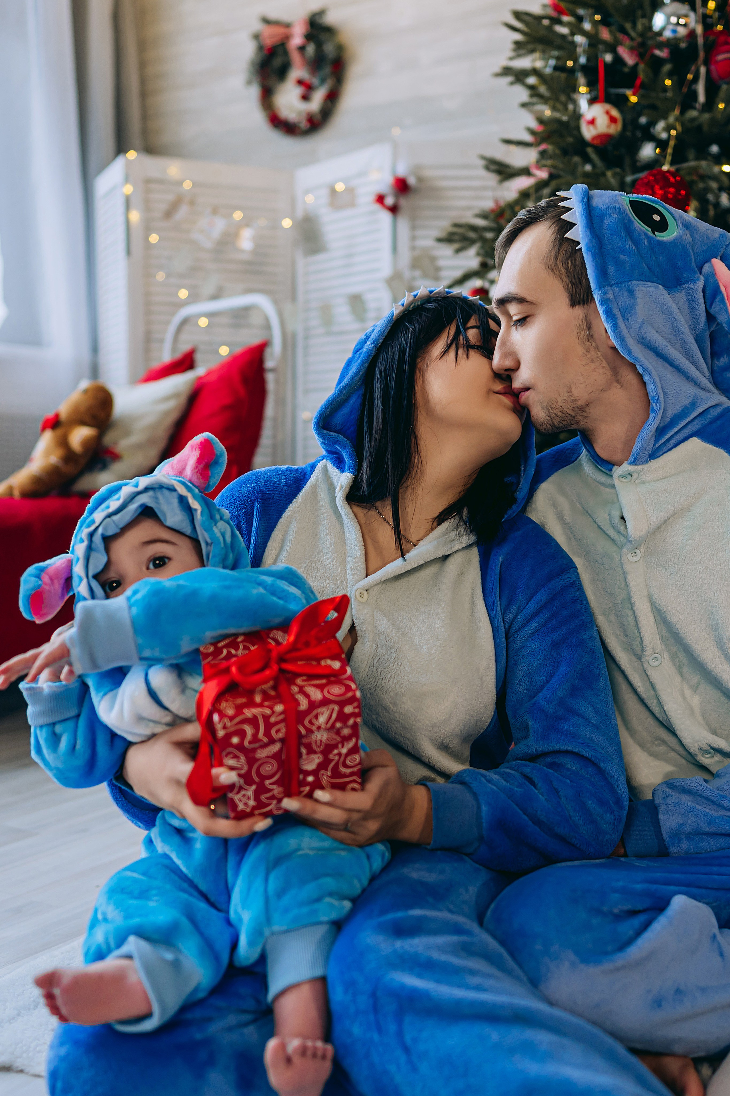 Семейная фотосессия в студии с ребенком